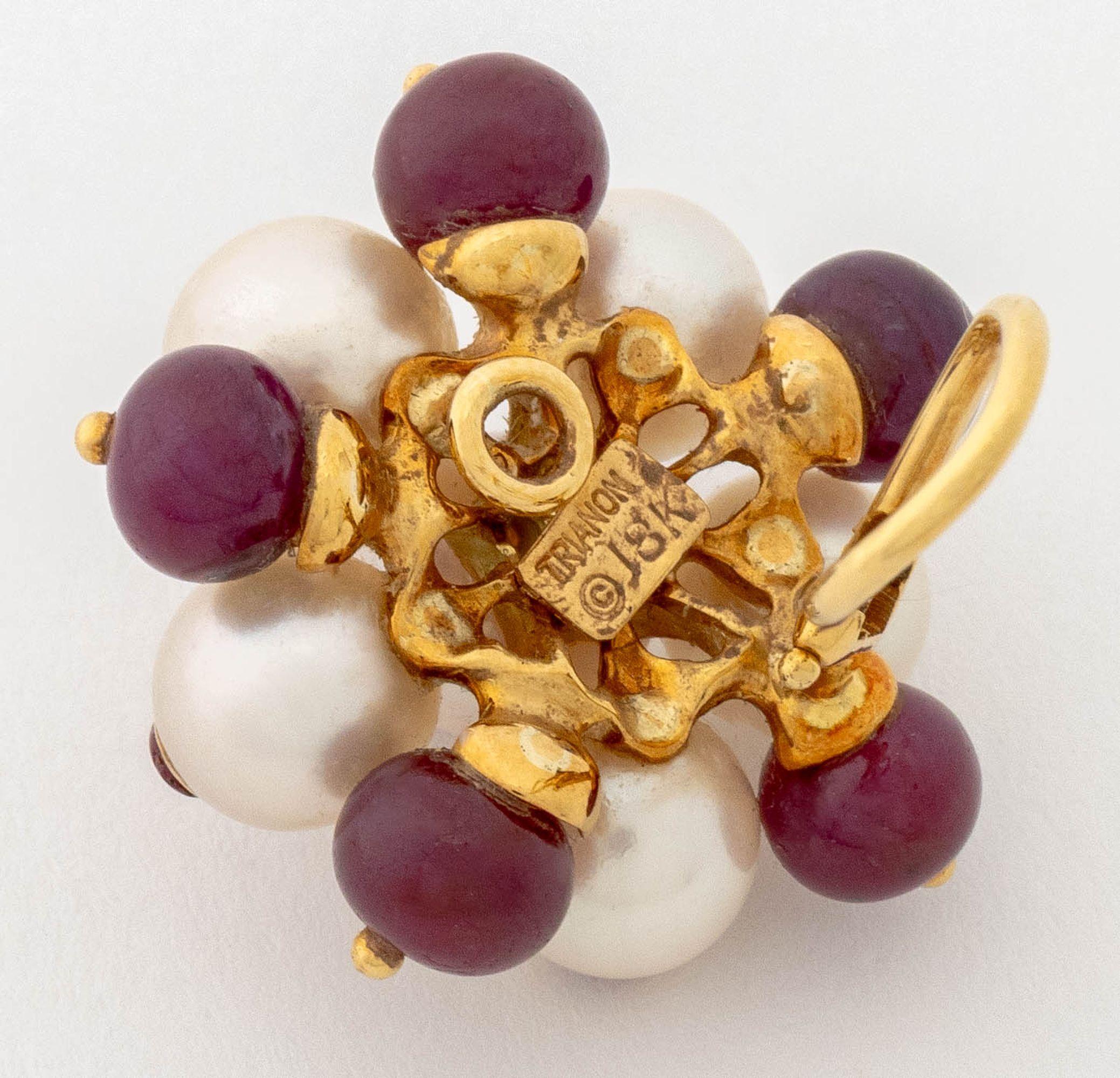 Taille ronde Boucles d'oreilles Trianon en or jaune 18K avec perles et rubis en vente