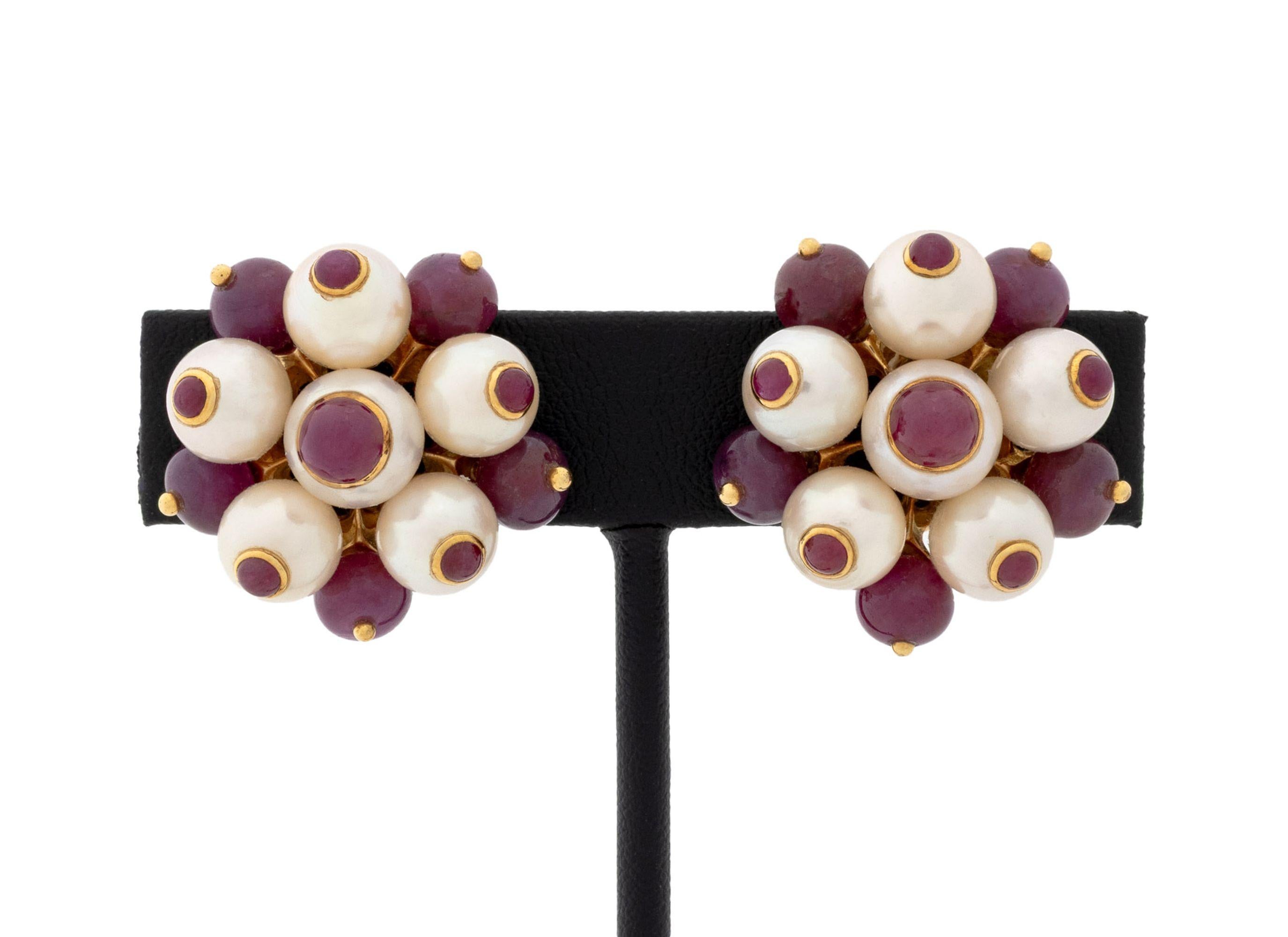 Boucles d'oreilles Trianon en or jaune 18K avec perles et rubis Bon état - En vente à Queens, NY