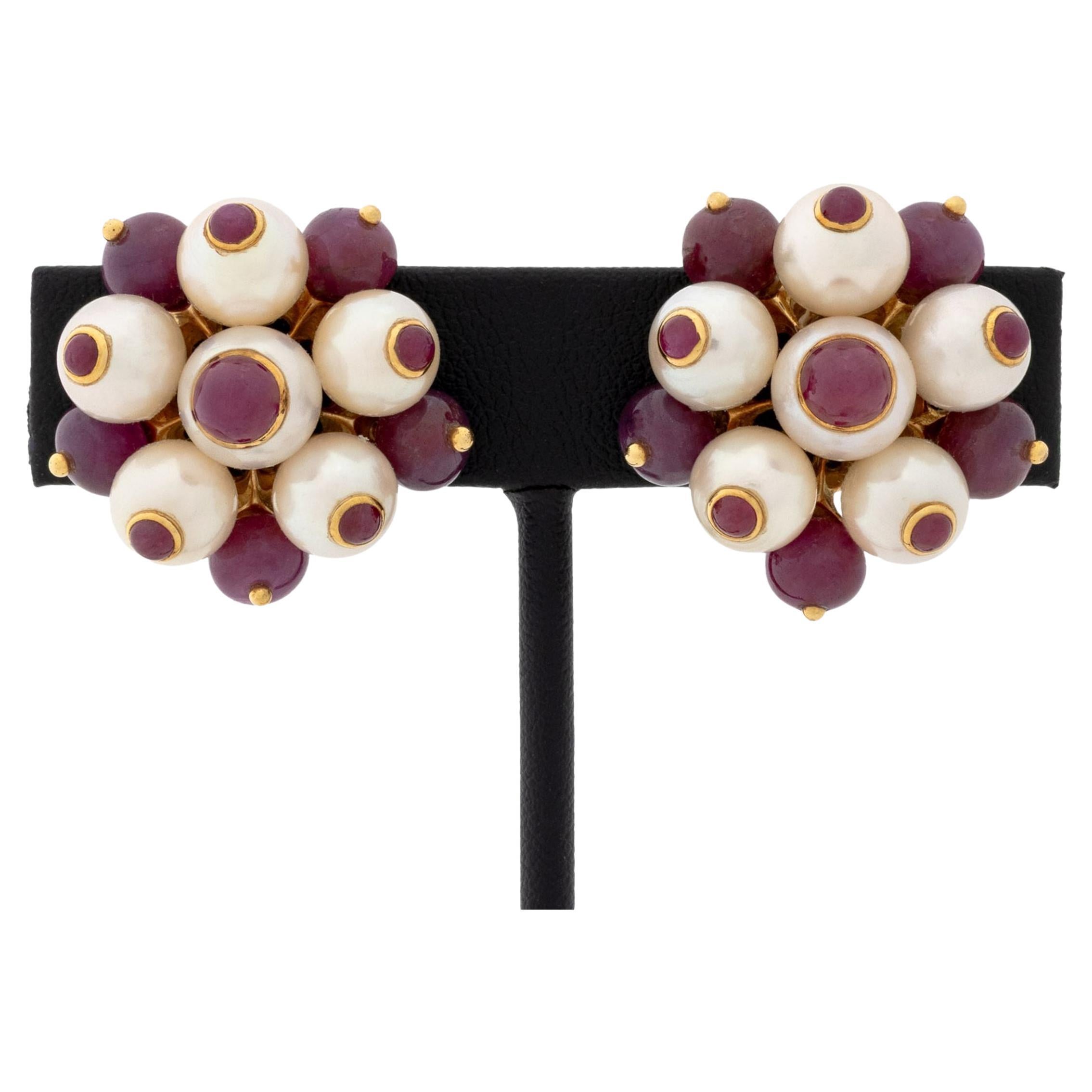 Boucles d
oreilles Trianon en or jaune 18K avec perles et rubis en vente