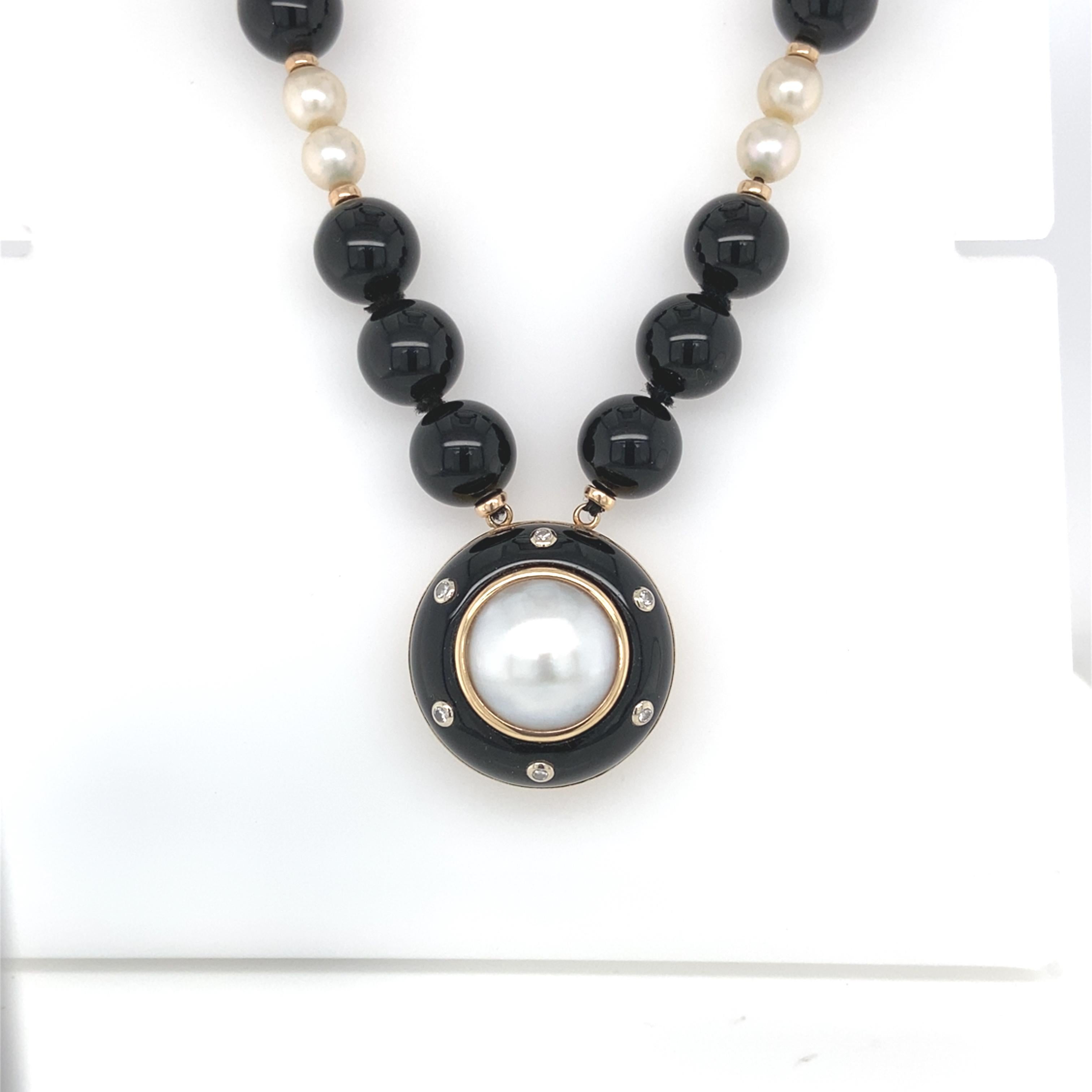 Trianon 1980 Or jaune 14K Perles de Mabe, Onyx et Diamants en vente 1