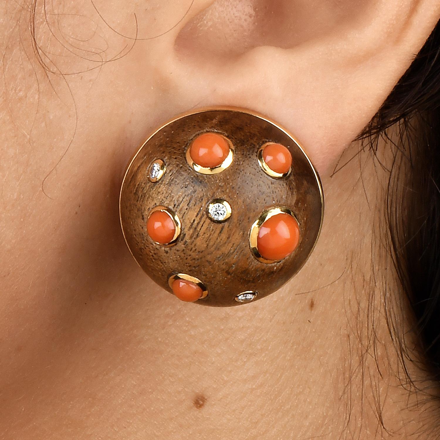 Trianon by Seamas Scheeps Rose Wood Diamond Coral 18k Dome Clip-On Earrings In Excellent Condition In Miami, FL