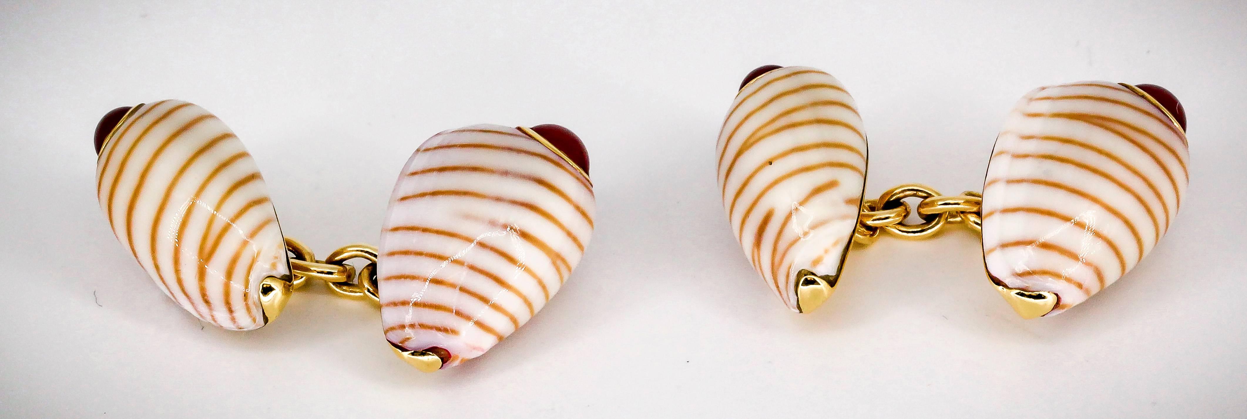 Trianon Carnelian Gold and Shell Cufflinks In Excellent Condition In New York, NY