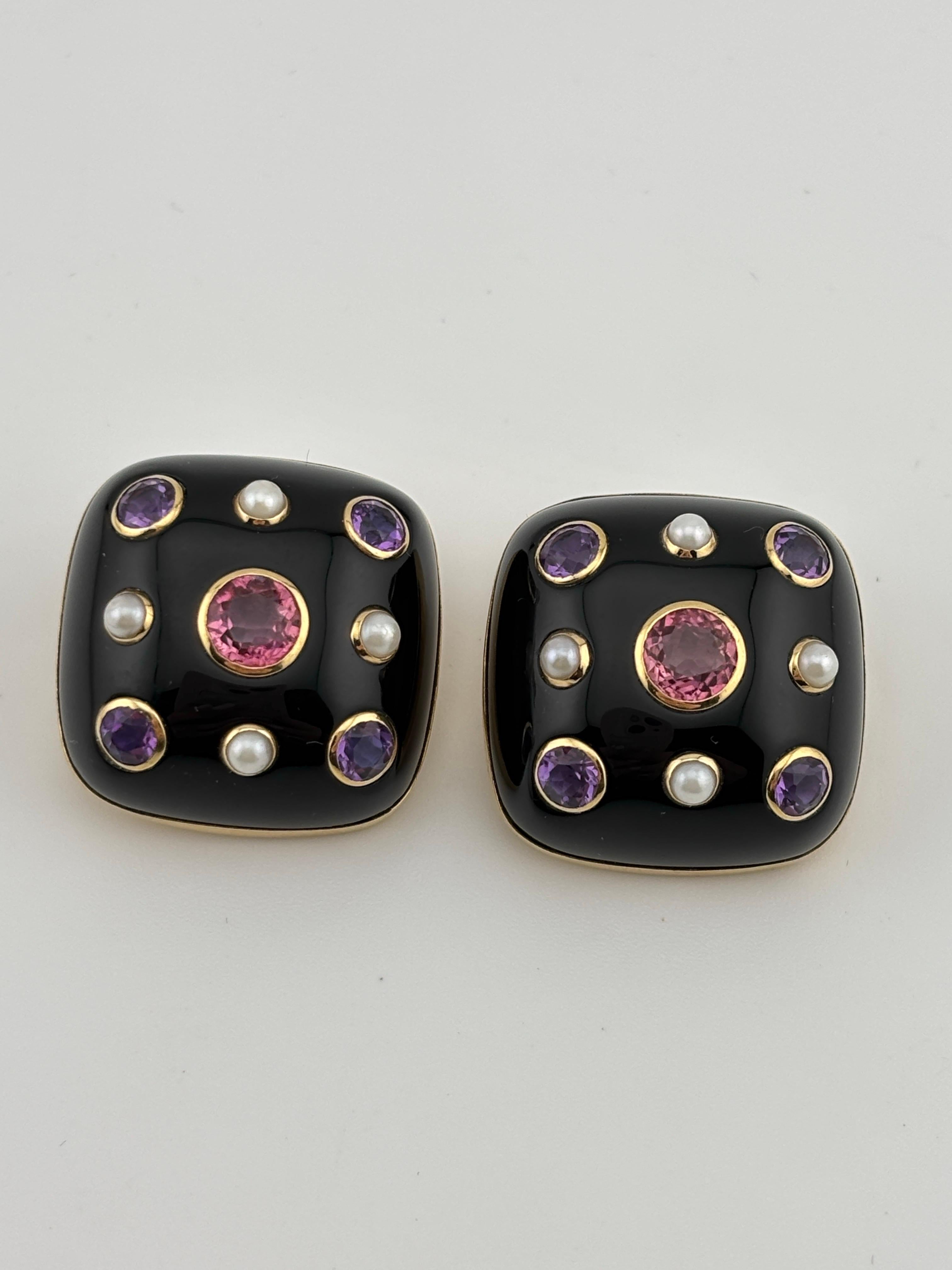 Diese Ohrringe mit schwarzem Onyx, rosa Turmalin, Amethyst und Perle, gefasst in 14-karätigem Gelbgold, sind ein luxuriöses und vielseitiges Accessoire, das reiche Edelsteine mit der Wärme von Gelbgold verbindet. Ihre leuchtenden Farben und ihr