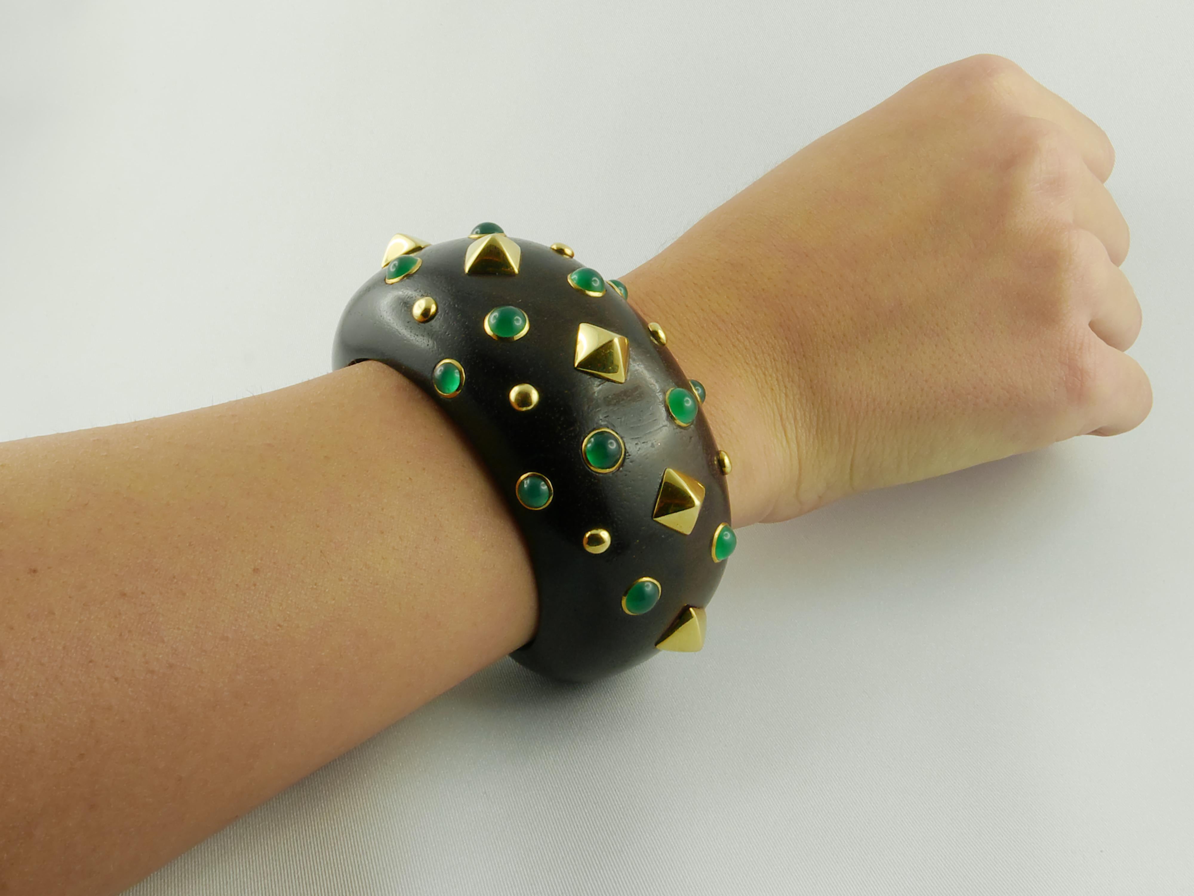 Cabochon Trianon Ebony 18 Karat Gold Cuff Bracelet with Chrysoprase