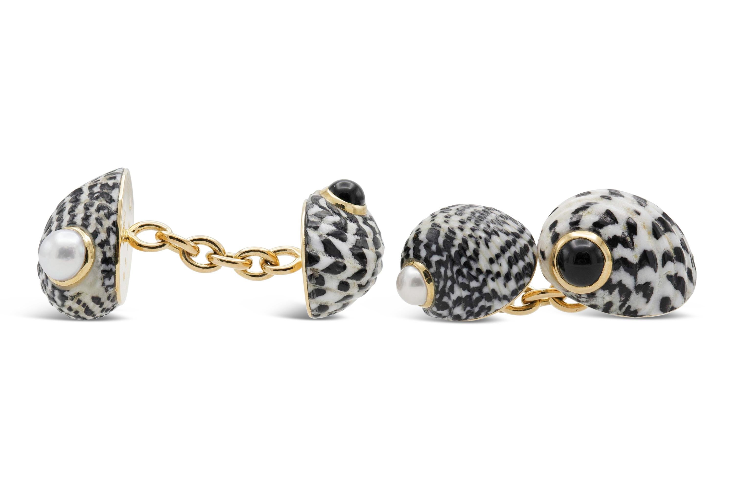 Taille cabochon Trianon Boutons de manchette en émail, onyx et coquille de perle en vente
