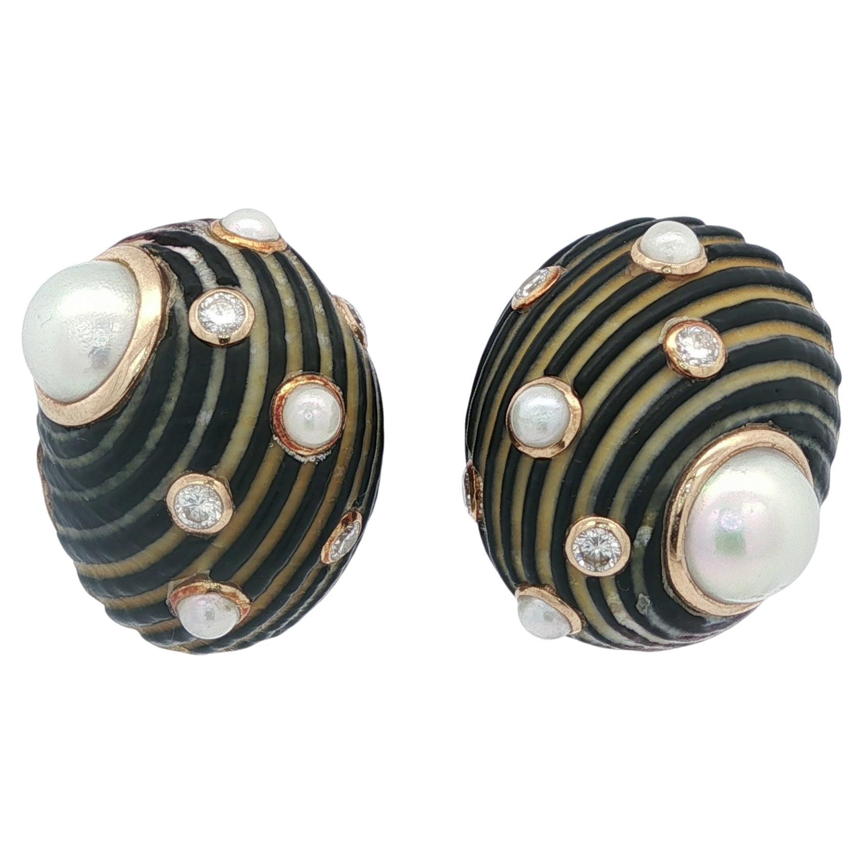 Trianon Emaille, Perle 
Diamant Muschelohrringe 18K Gelbgold im Angebot