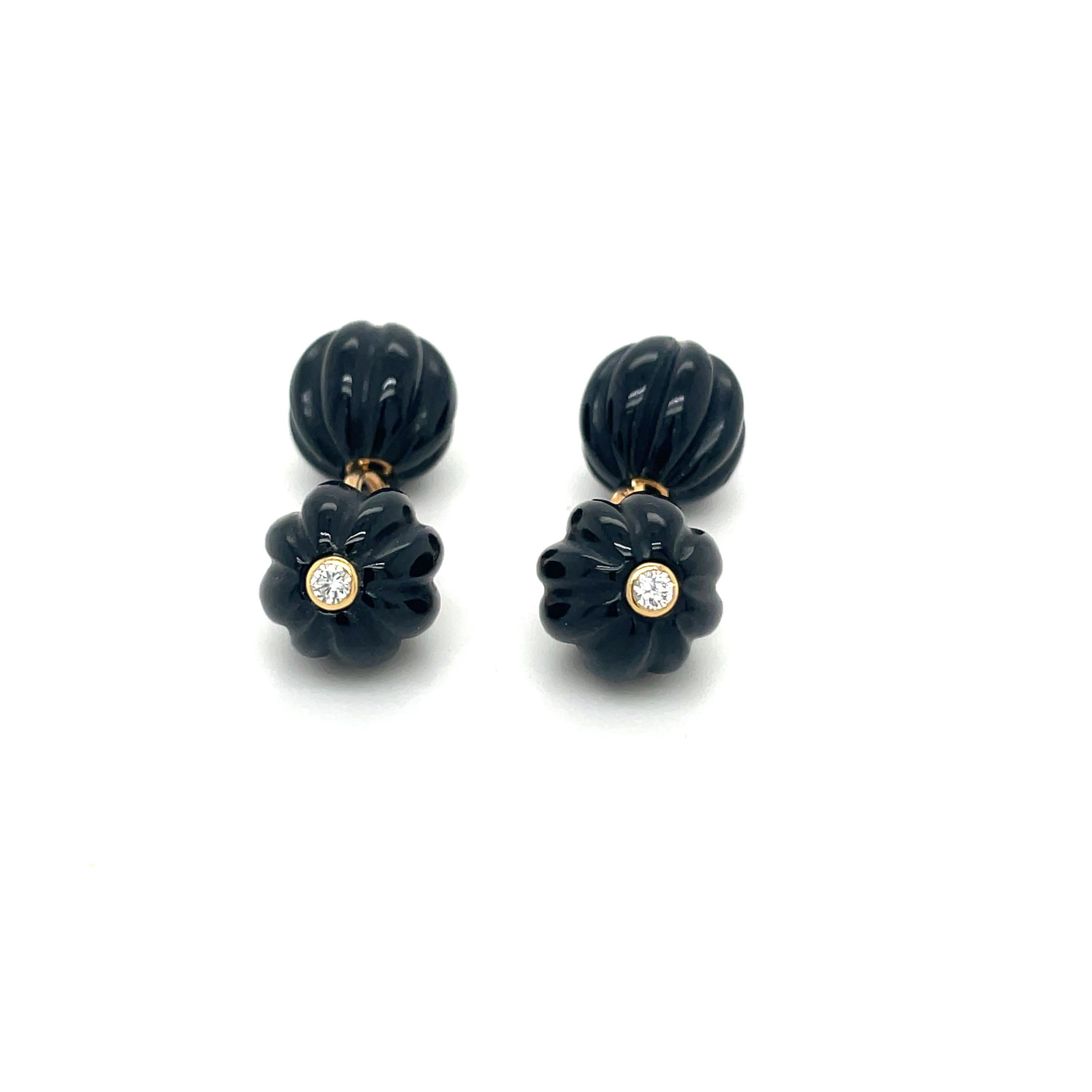 Beautiful polished black onyx fluted bead cuff links. Each center is bezel set with a round brilliant diamond. The stones are held together with a 14 karat gold link chain.
Stamped 14k