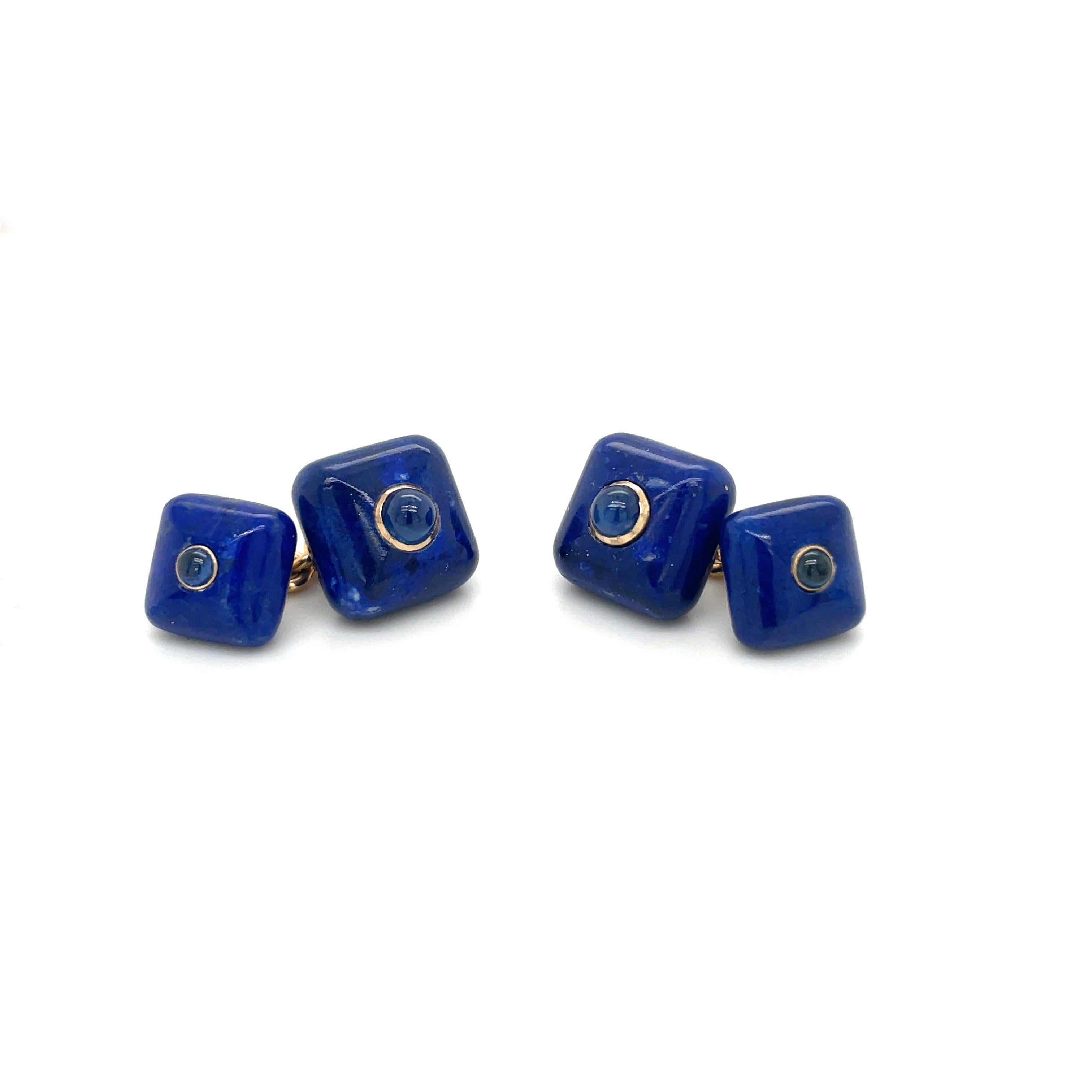 Preciosos gemelos de lapislázuli pulido en forma de almohada. Cada centro está engastado con un cabujón de zafiro azul. Las piedras están unidas por una cadena de eslabones de oro de 14 quilates.
Estampado Trianon 14k
