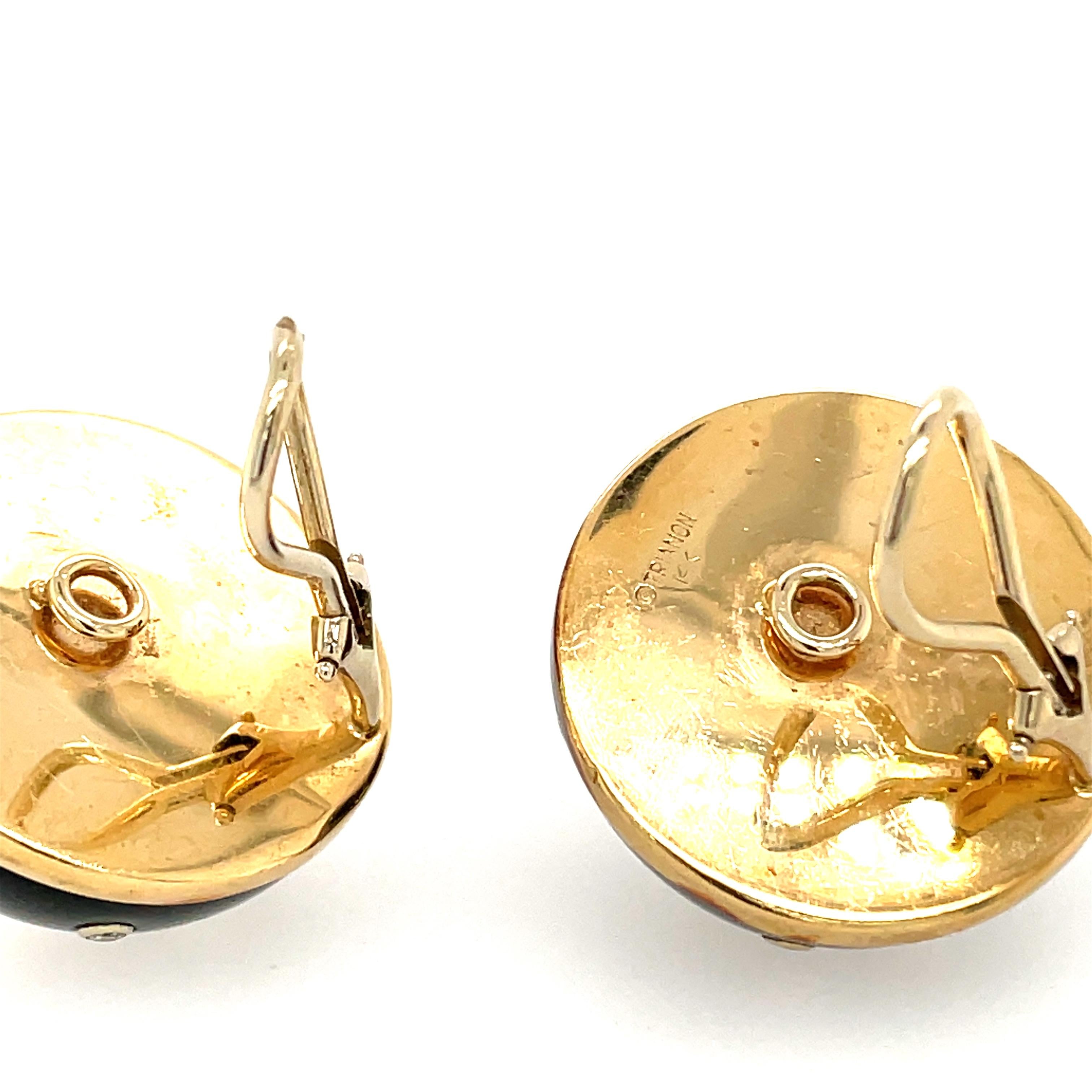 14K Gelbgold Diamant Perle Schwarz Emaille Trianon Ohrringe.  Anklipsen 
Trianon 14K gestempelt 
20 runde Diamanten
2 Mabe-Perlen 
Ungefähr 11 mm