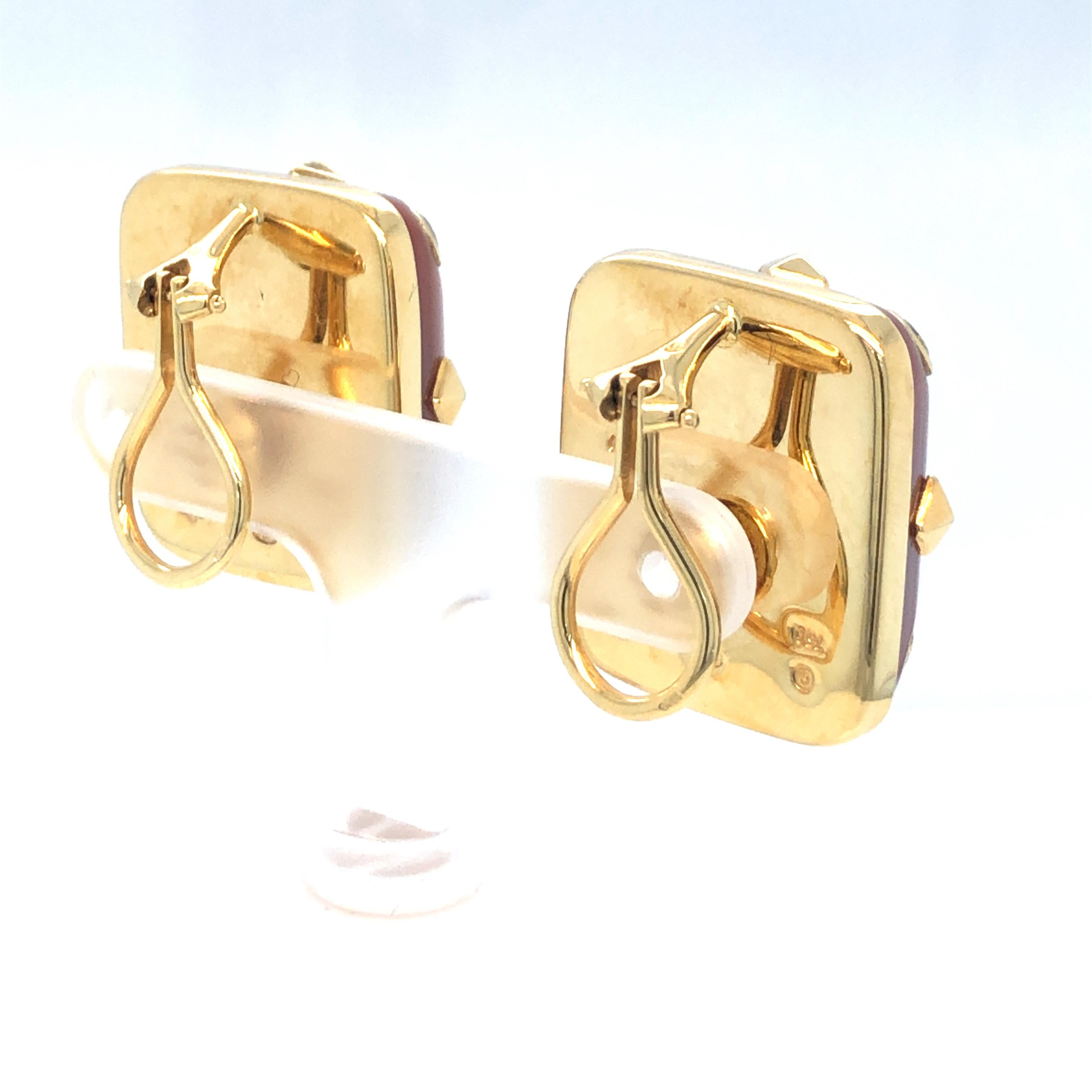 Trianon - Boucles d'oreilles à clip en or jaune 18 carats avec péridot et cornaline Excellent état - En vente à Dallas, TX