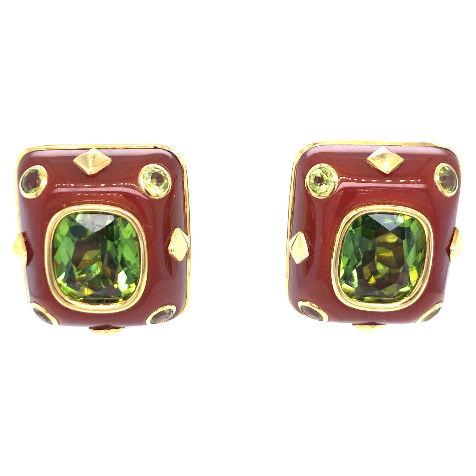Trianon - Boucles d'oreilles à clip en or jaune 18 carats avec péridot et cornaline en vente