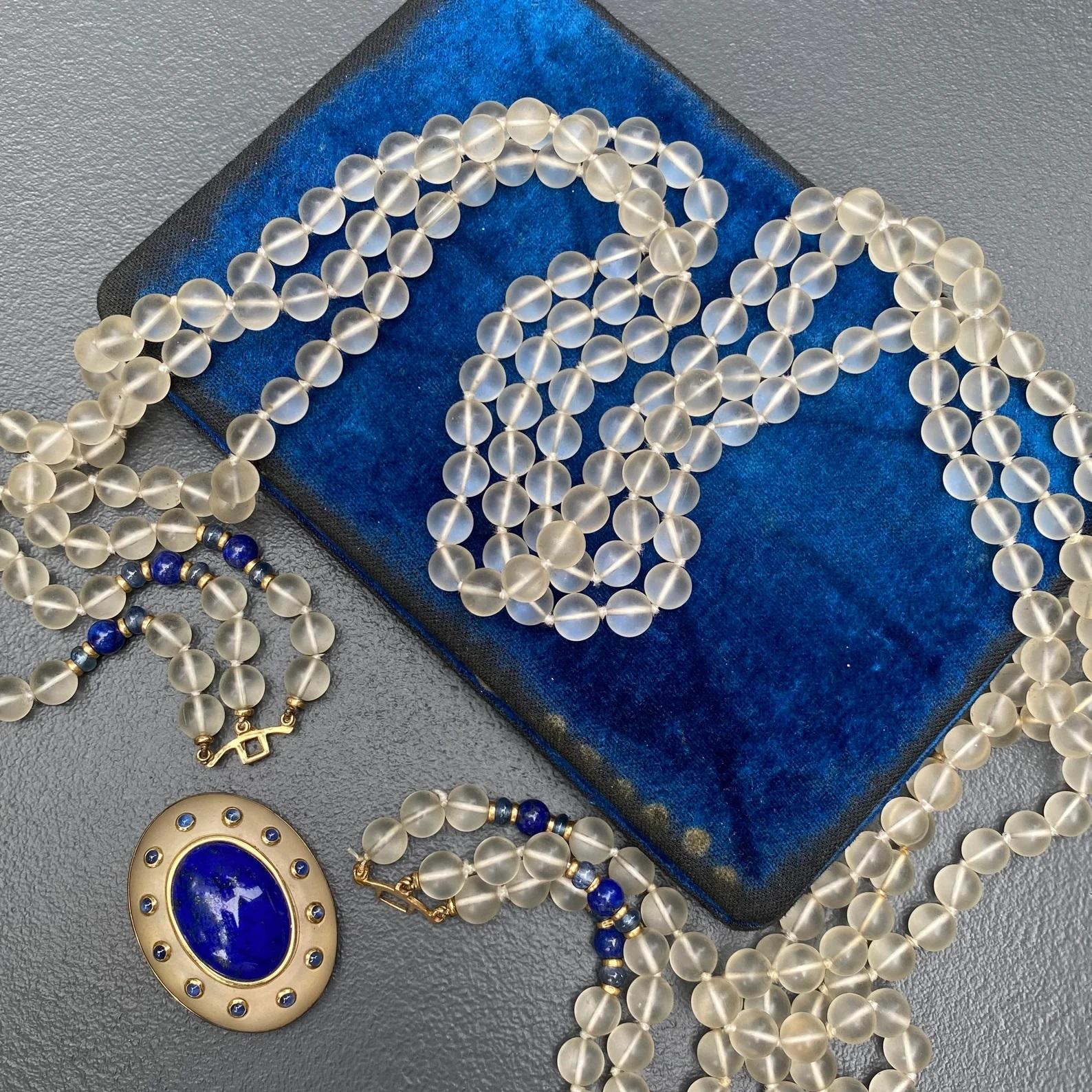 Mehrstrangige Halskette mit abnehmbarer Anstecknadel, Trianon Saphir Lapislazuli Milchkristall Gold im Angebot 5