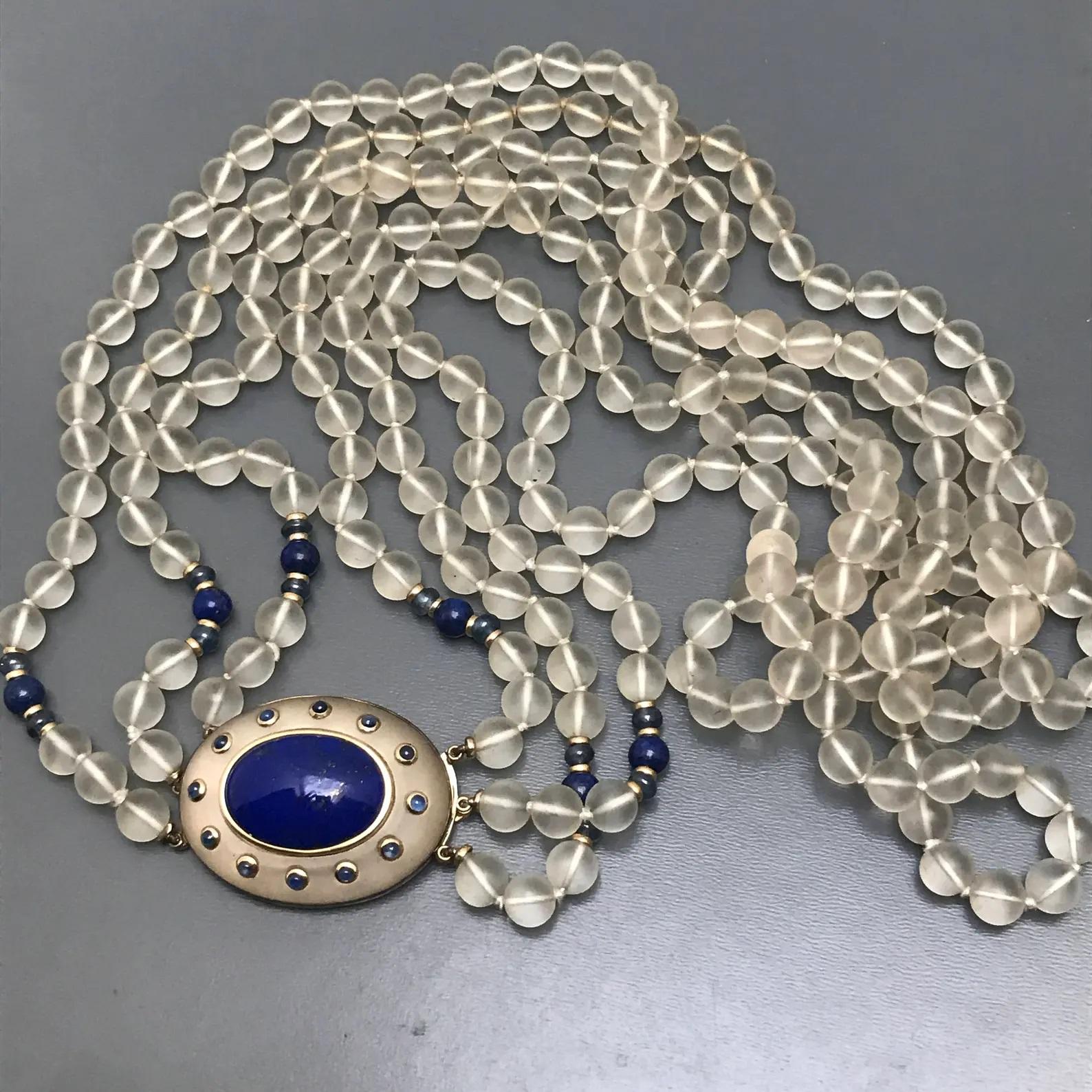 Mehrstrangige Halskette mit abnehmbarer Anstecknadel, Trianon Saphir Lapislazuli Milchkristall Gold im Angebot 6