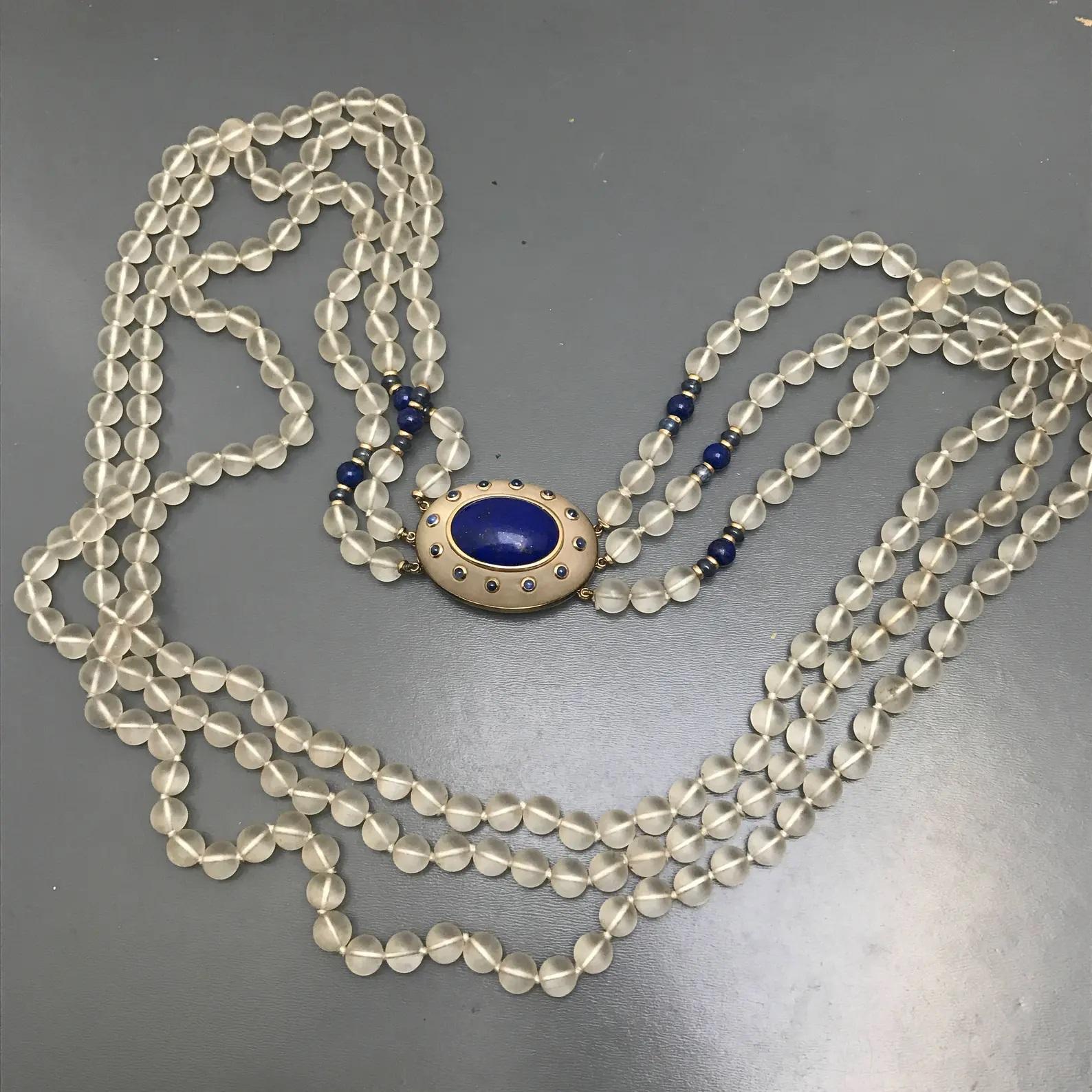 Mehrstrangige Halskette mit abnehmbarer Anstecknadel, Trianon Saphir Lapislazuli Milchkristall Gold (Cabochon) im Angebot