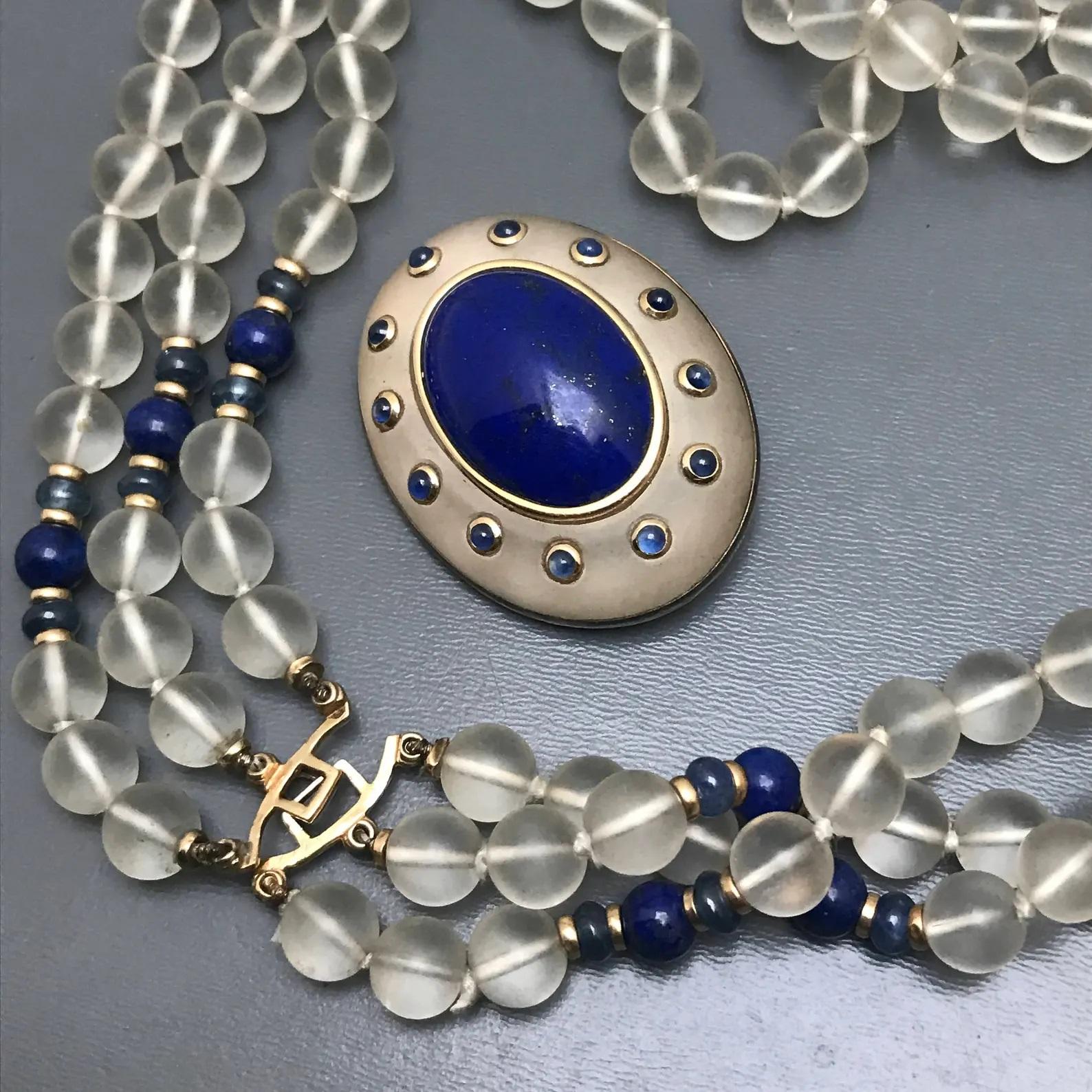 Mehrstrangige Halskette mit abnehmbarer Anstecknadel, Trianon Saphir Lapislazuli Milchkristall Gold im Angebot 1
