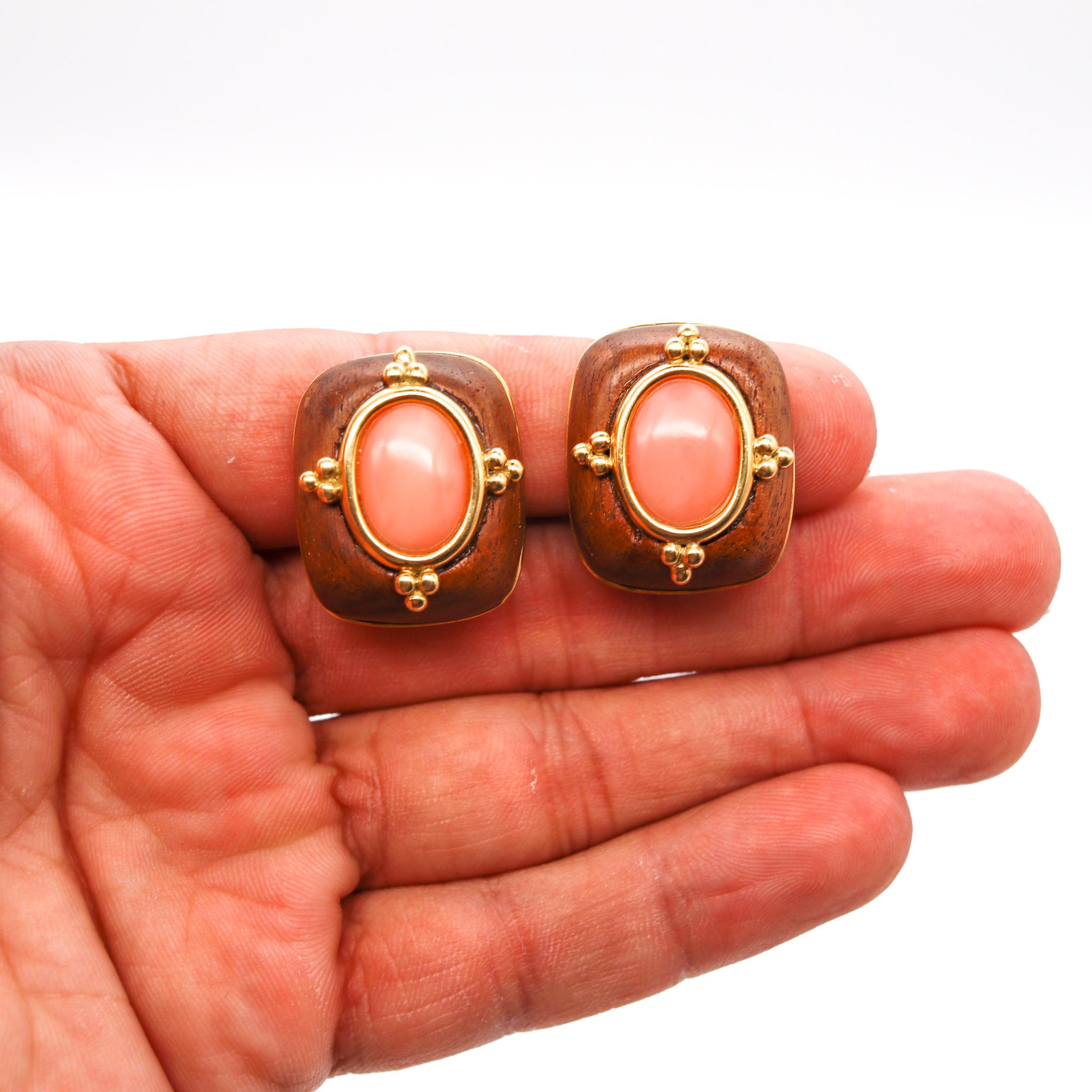 Clip Earrings designed by Seaman Schepps for Trianon.

Stunning colorful pair of clips-earrings, created by the American jewelry firm of Trianon-Seaman Schepps. These pieces has been crafted in solid yellow gold of 18 karats, with high polished