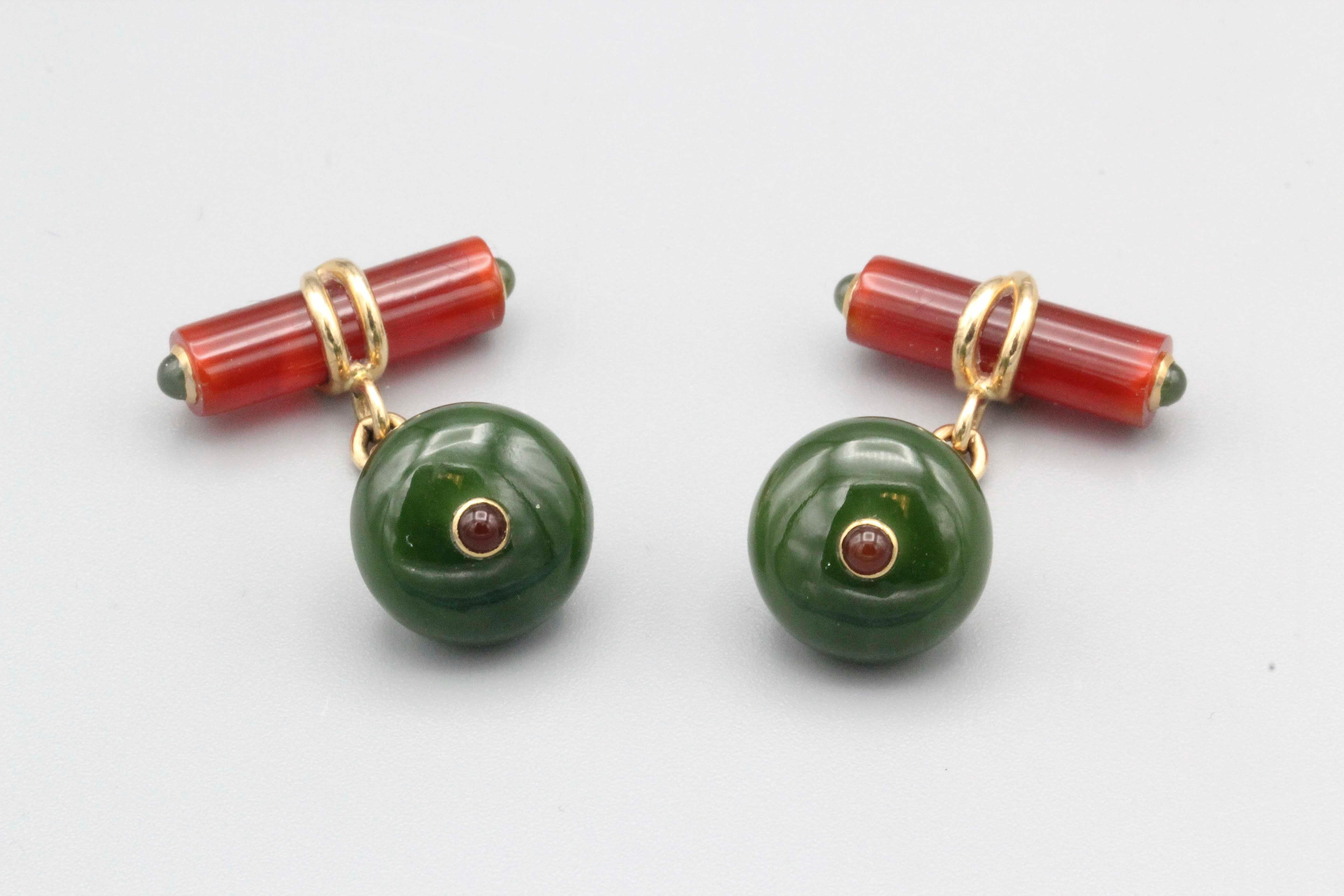Fine pair of  nephrite jade, carnelian,  and 18K yellow gold cufflinks by Trianon, a company of Seaman Schepps. Well crafted and vibrant, would make a handsome gift for that special someone. 

Hallmarks: Trianon, 14k.