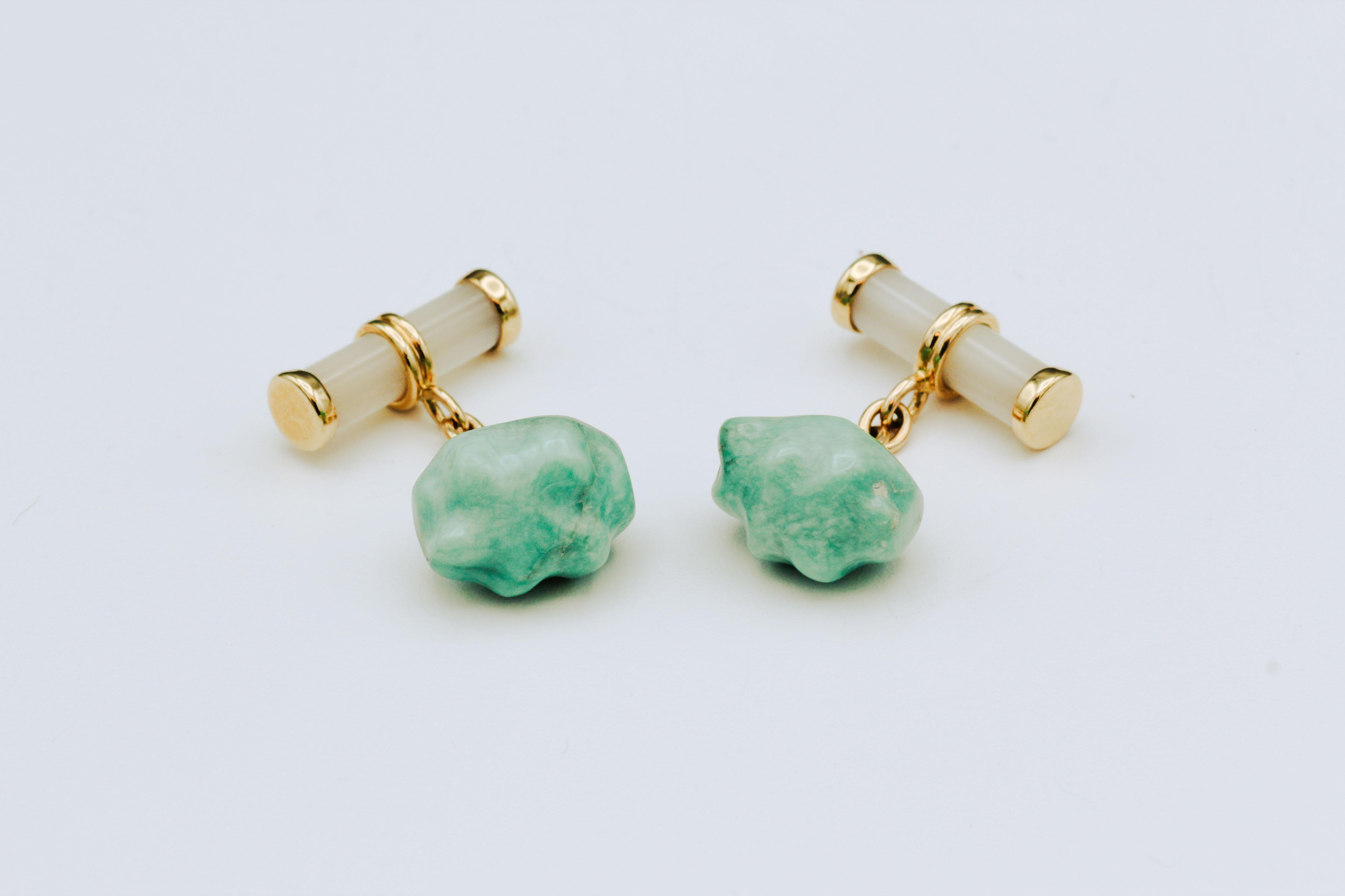 Fine pair of turquoise, mother of pearl, and 18K yellow gold cufflinks by Trianon, a company of Seaman Schepps. Well crafted and vibrant, would make a handsome gift for that special someone. 

Hallmarks: Trianon maker's mark, 750.