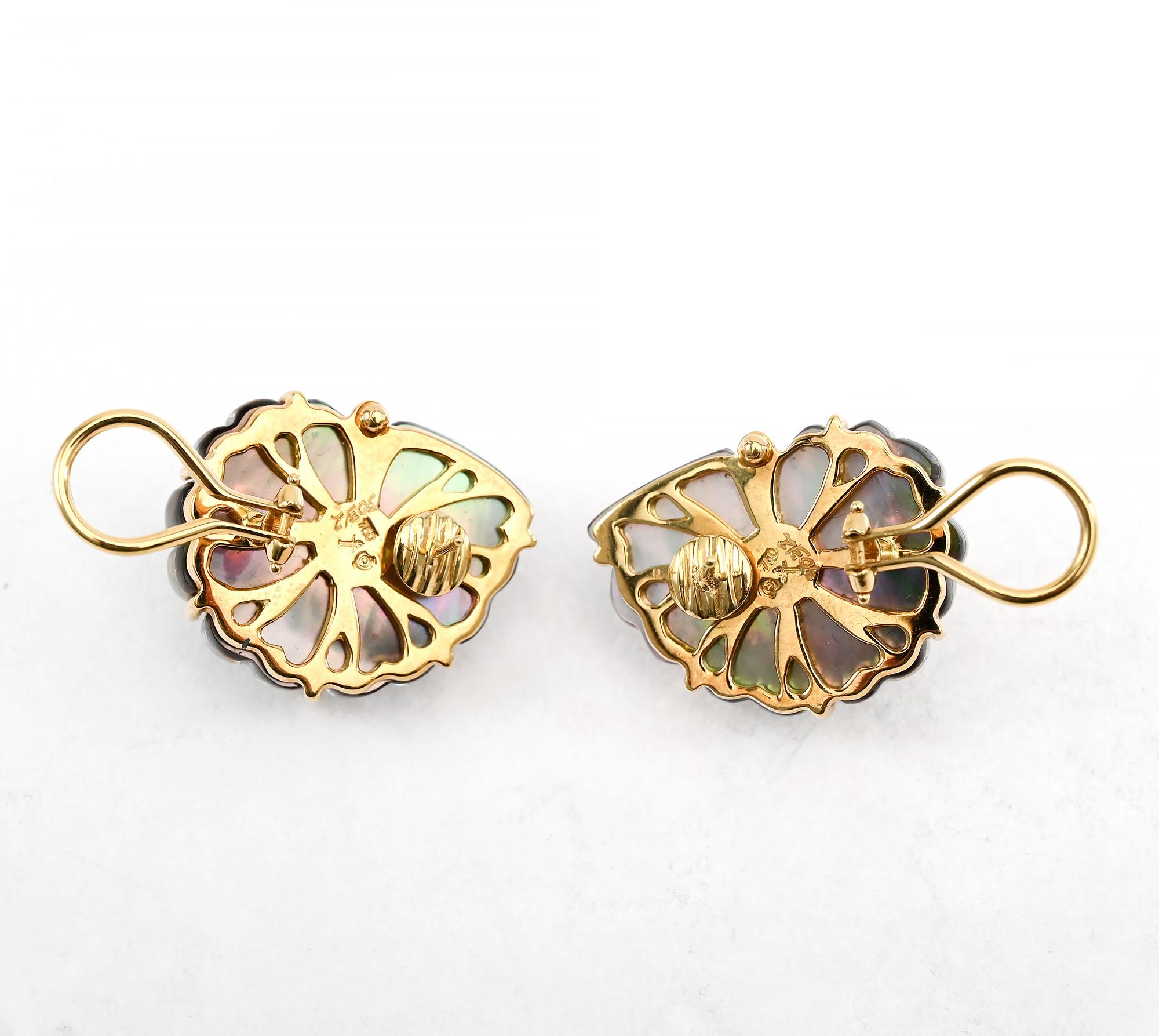 Trianon Shell Earrings with Coral In Excellent Condition For Sale In Darnestown, MD