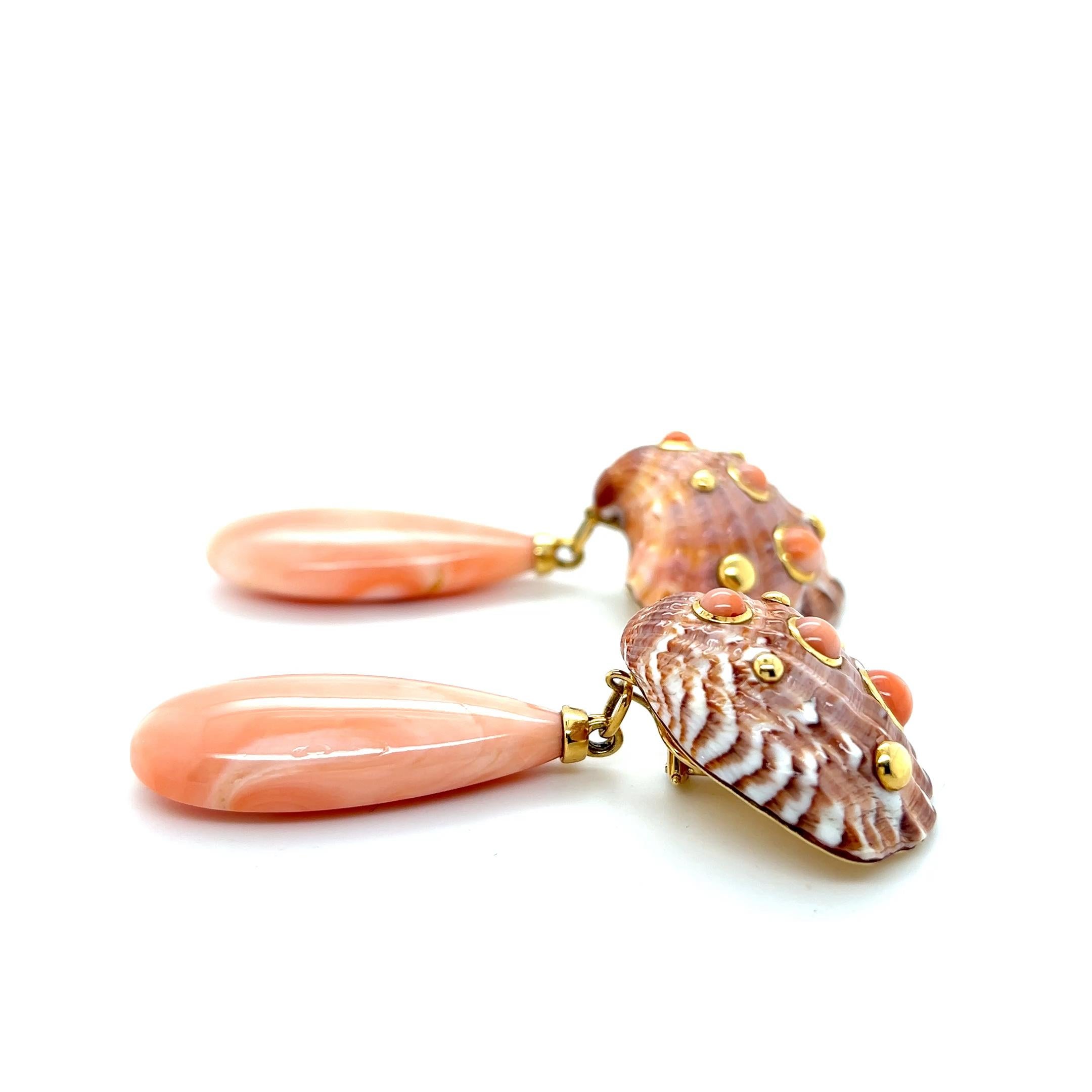 Orecchini a clip in oro giallo 18k conchiglia e corallo d'epoca Trianon 1970s in vendita 4