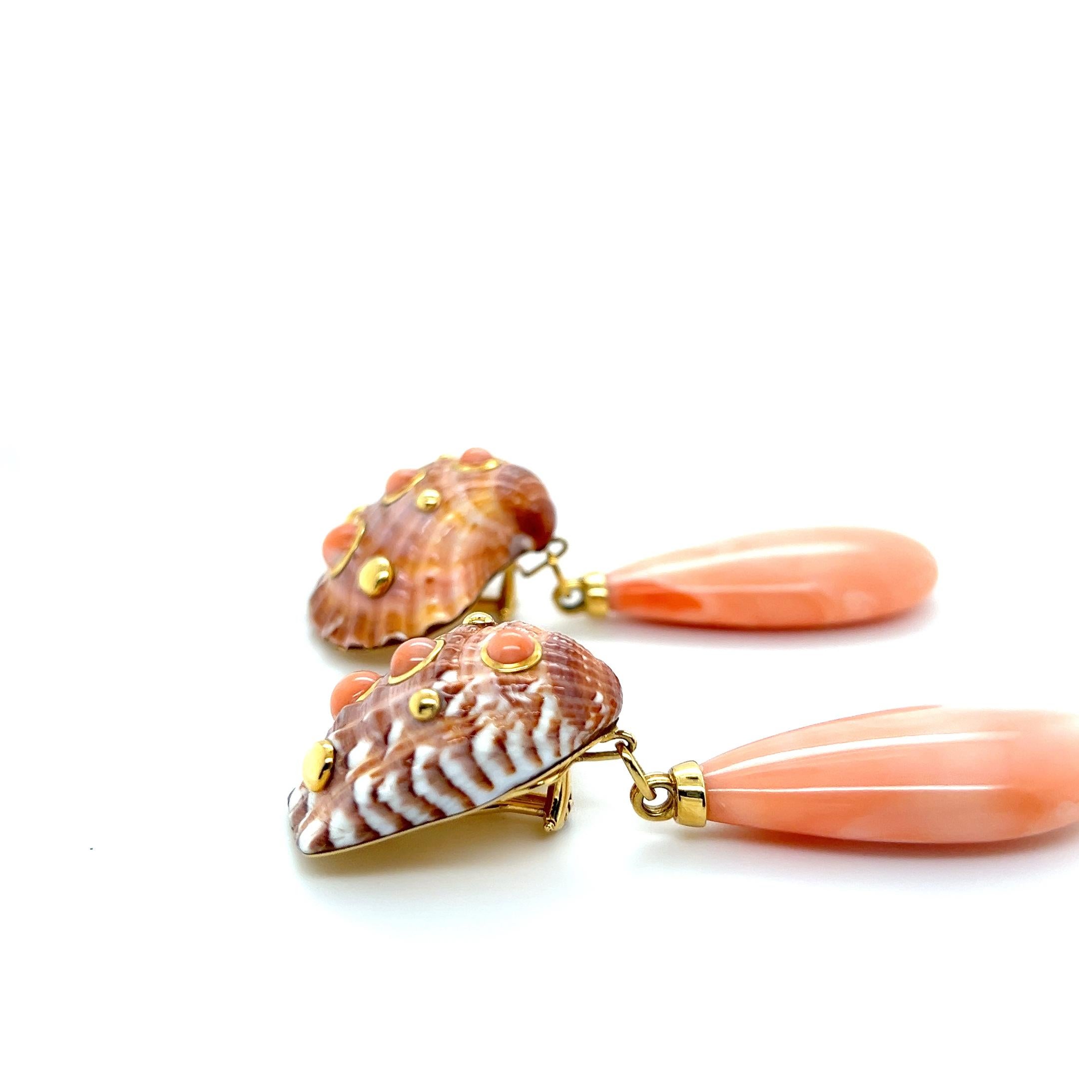 Orecchini a clip in oro giallo 18k conchiglia e corallo d'epoca Trianon 1970s in vendita 5