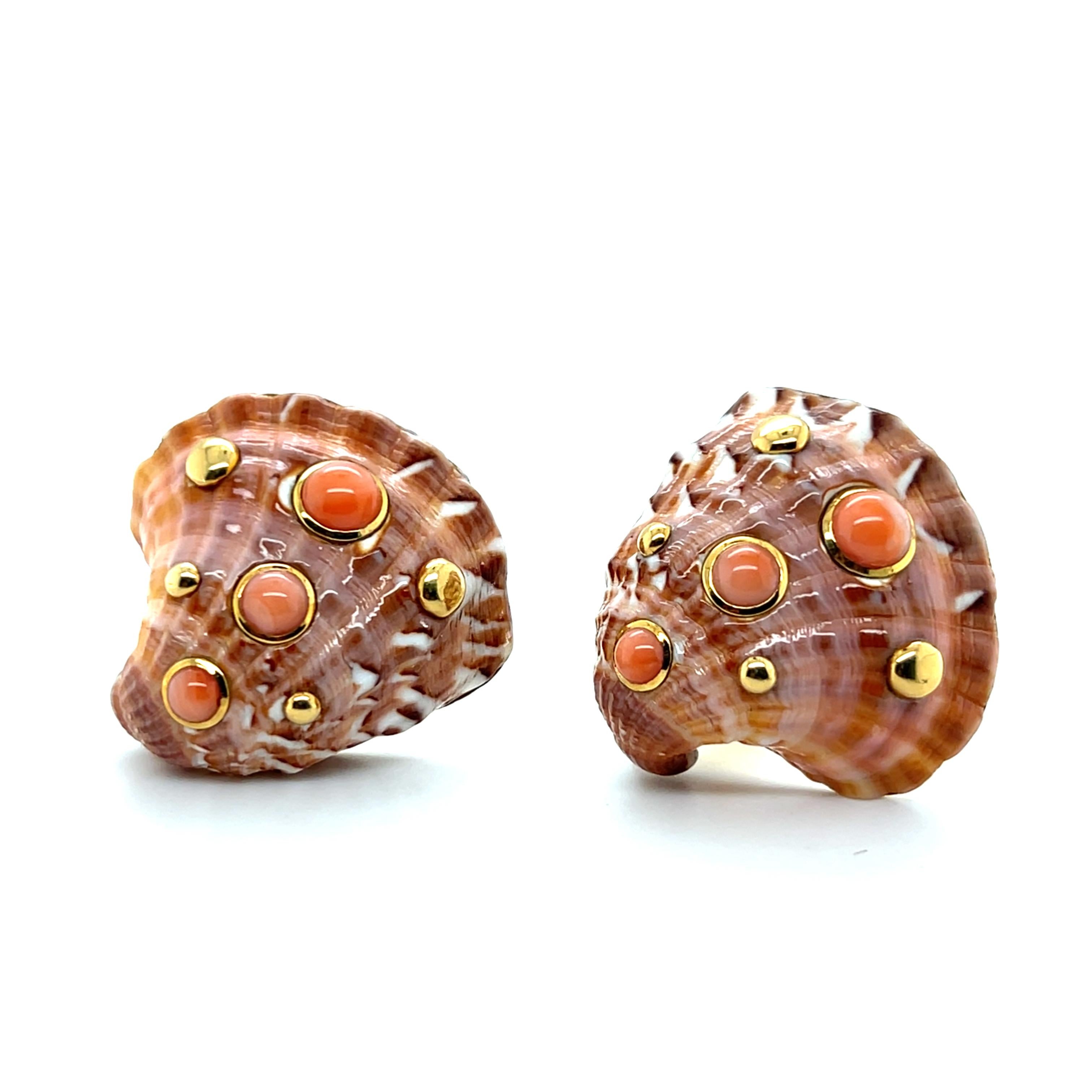 Orecchini a clip in oro giallo 18k conchiglia e corallo d'epoca Trianon 1970s in vendita 8