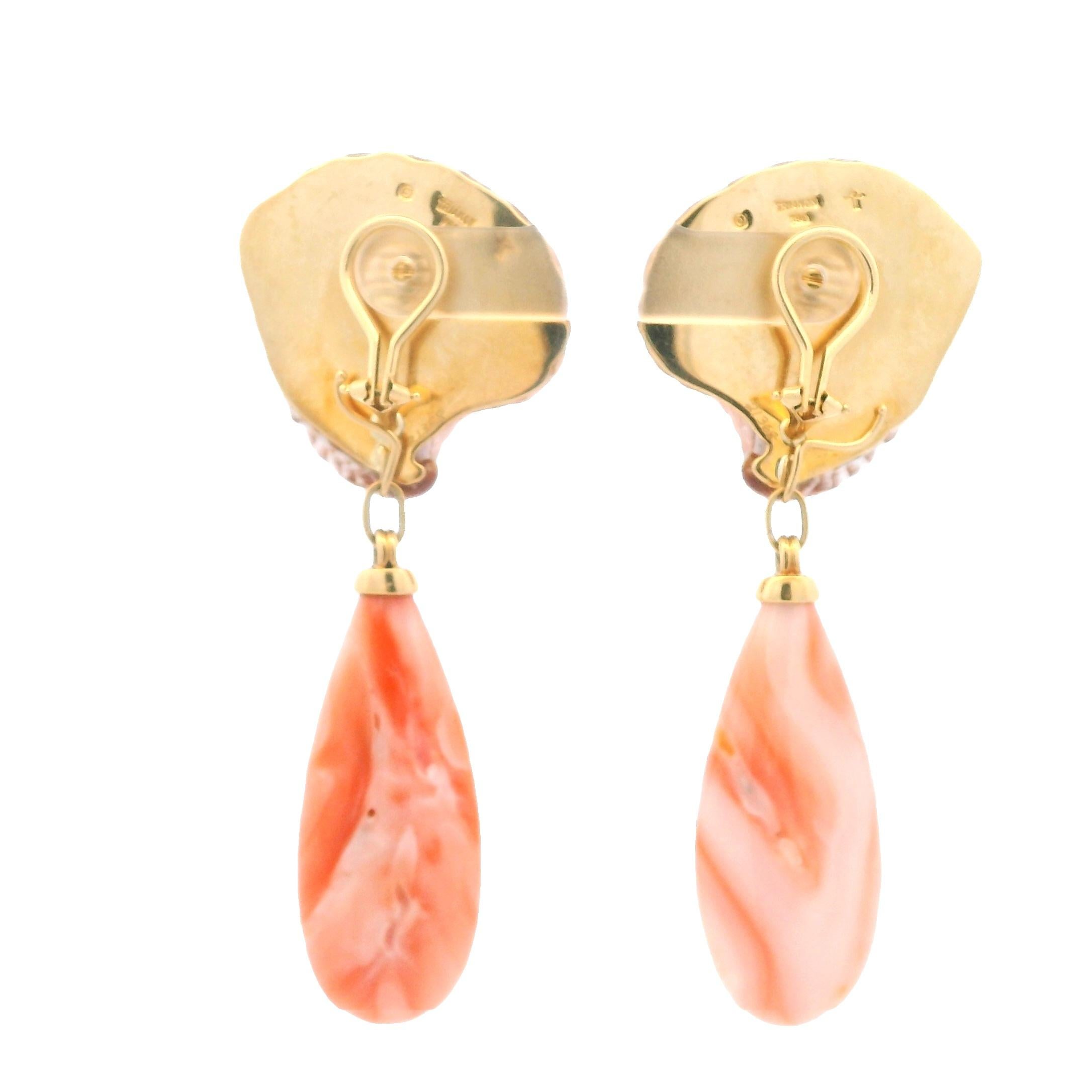 da uomo o donna Orecchini a clip in oro giallo 18k conchiglia e corallo d'epoca Trianon 1970s in vendita