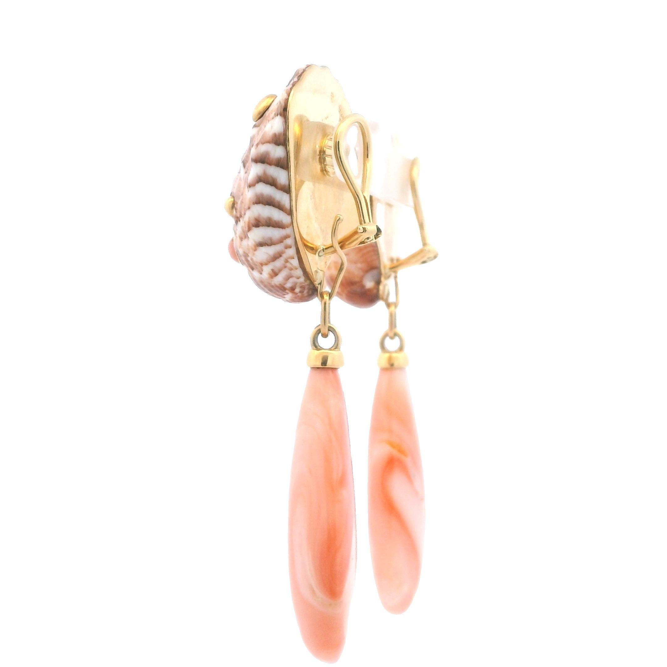 Orecchini a clip in oro giallo 18k conchiglia e corallo d'epoca Trianon 1970s in vendita 1