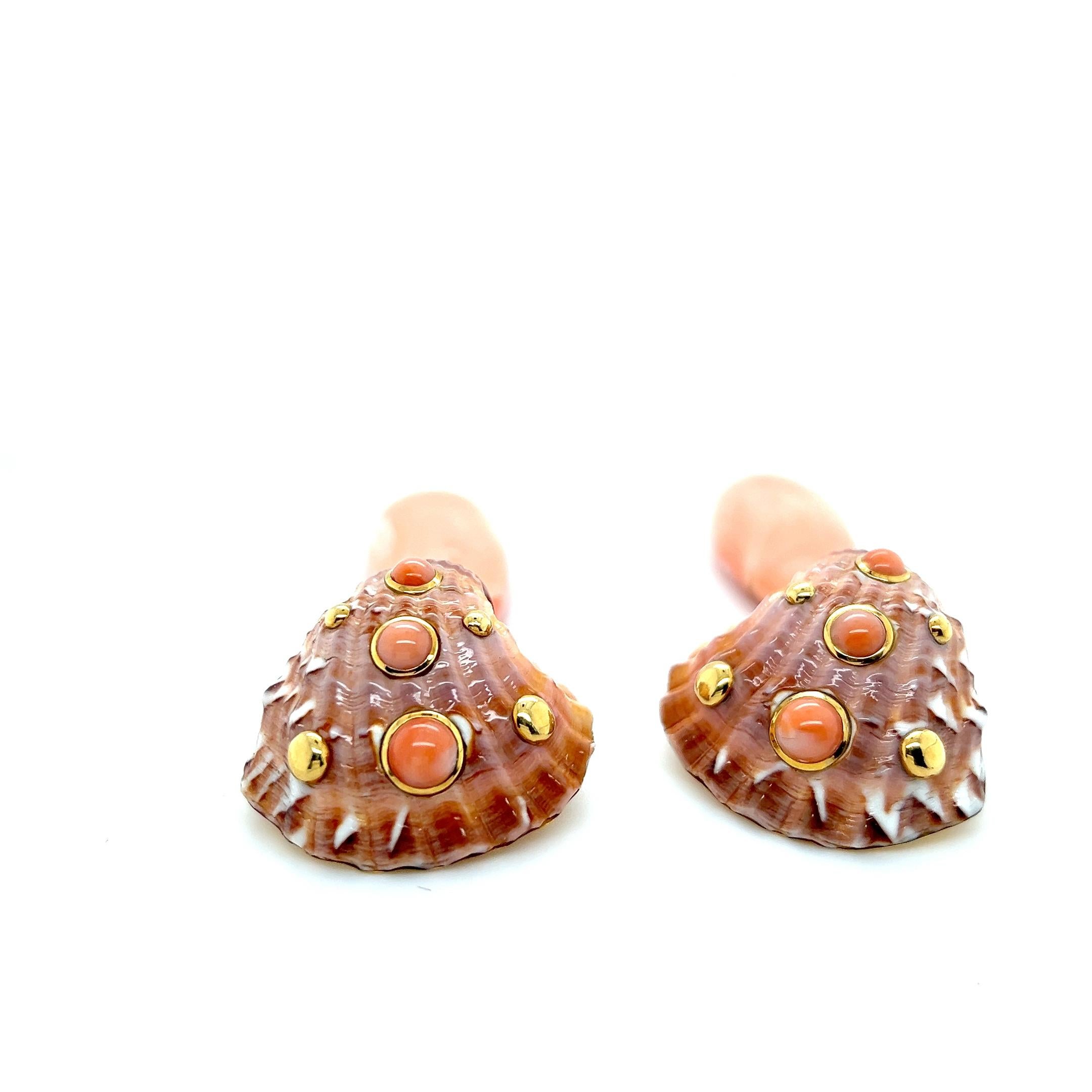 Orecchini a clip in oro giallo 18k conchiglia e corallo d'epoca Trianon 1970s in vendita 2