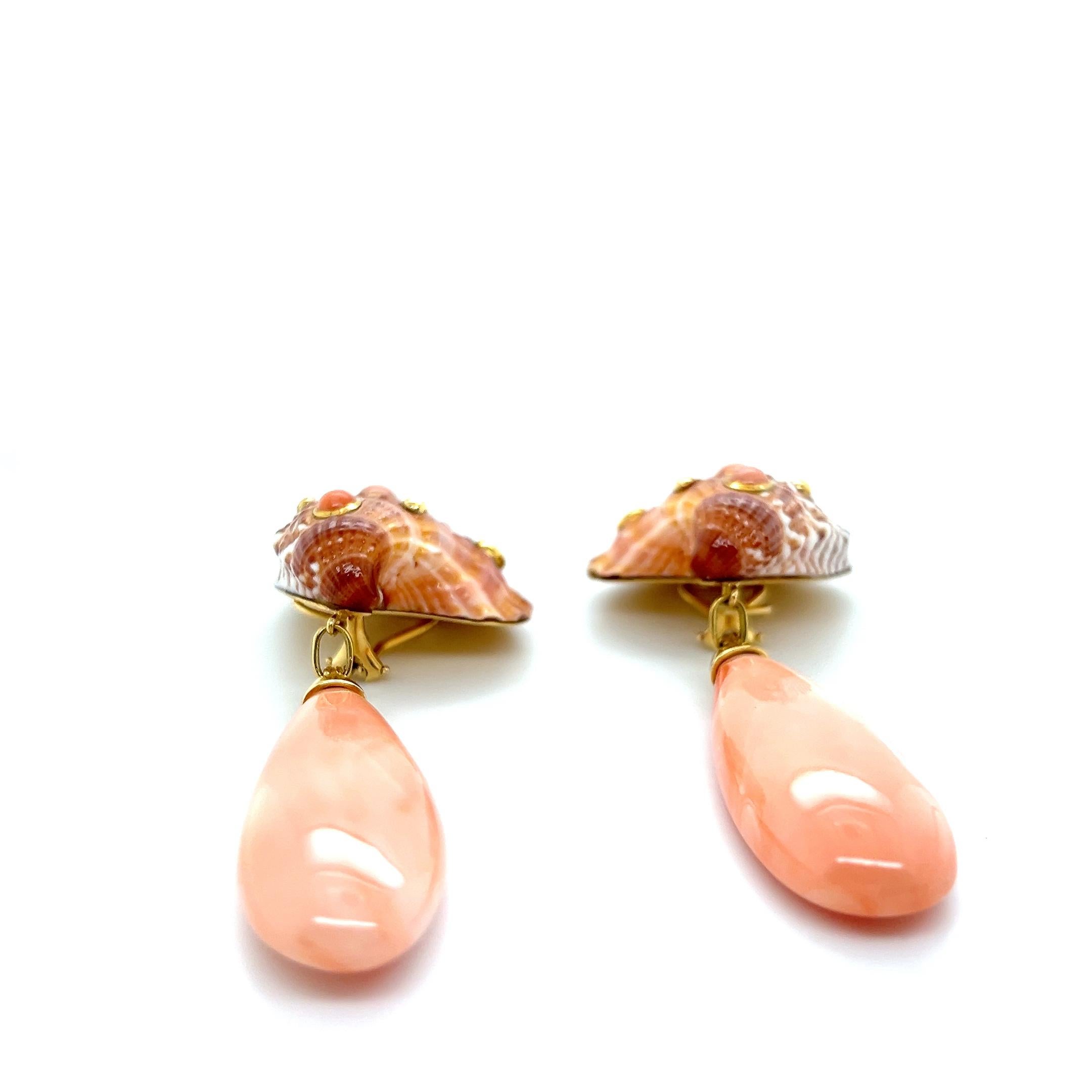 Orecchini a clip in oro giallo 18k conchiglia e corallo d'epoca Trianon 1970s in vendita 3