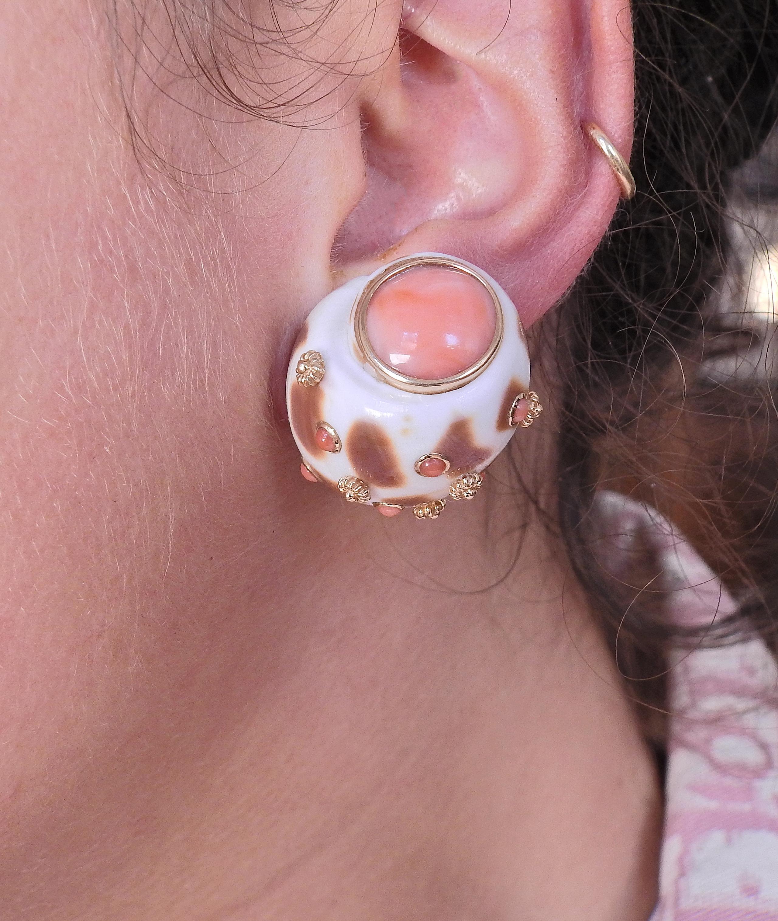 Trianon Vintage Shell Coral Gold Earrings In Excellent Condition For Sale In Lambertville, NJ