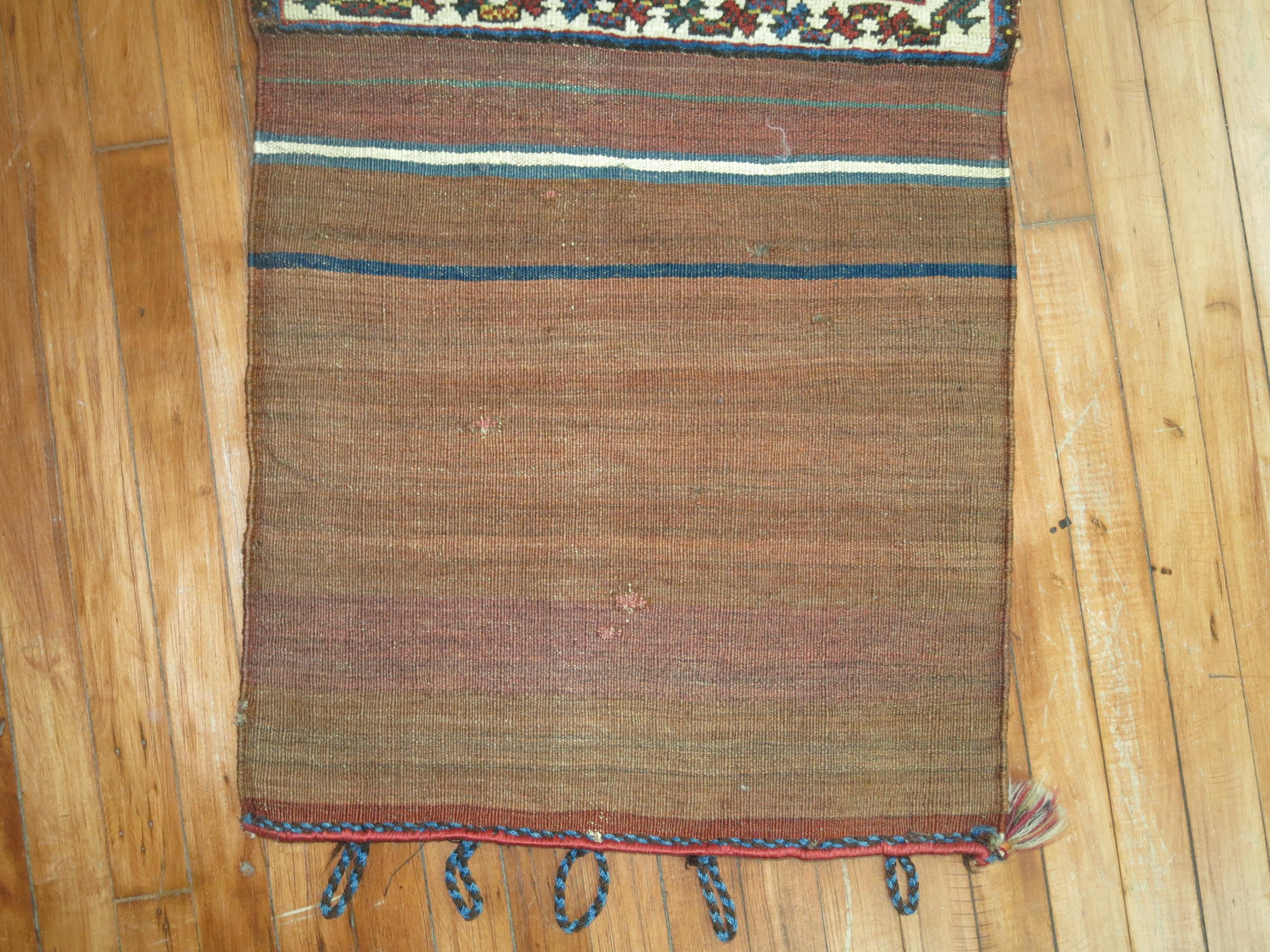 Un tappeto tribale Bagface del XIX secolo. Il tessitore ha aggiunto intenzionalmente il Kilim a un'estremità, conferendogli una sensazione unica.

Misure: 2' x 4'.