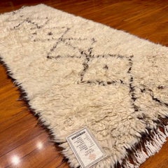 Tapis de passage tribal marocain en laine, noué à la main, de la galerie Serapi Rug Gallery