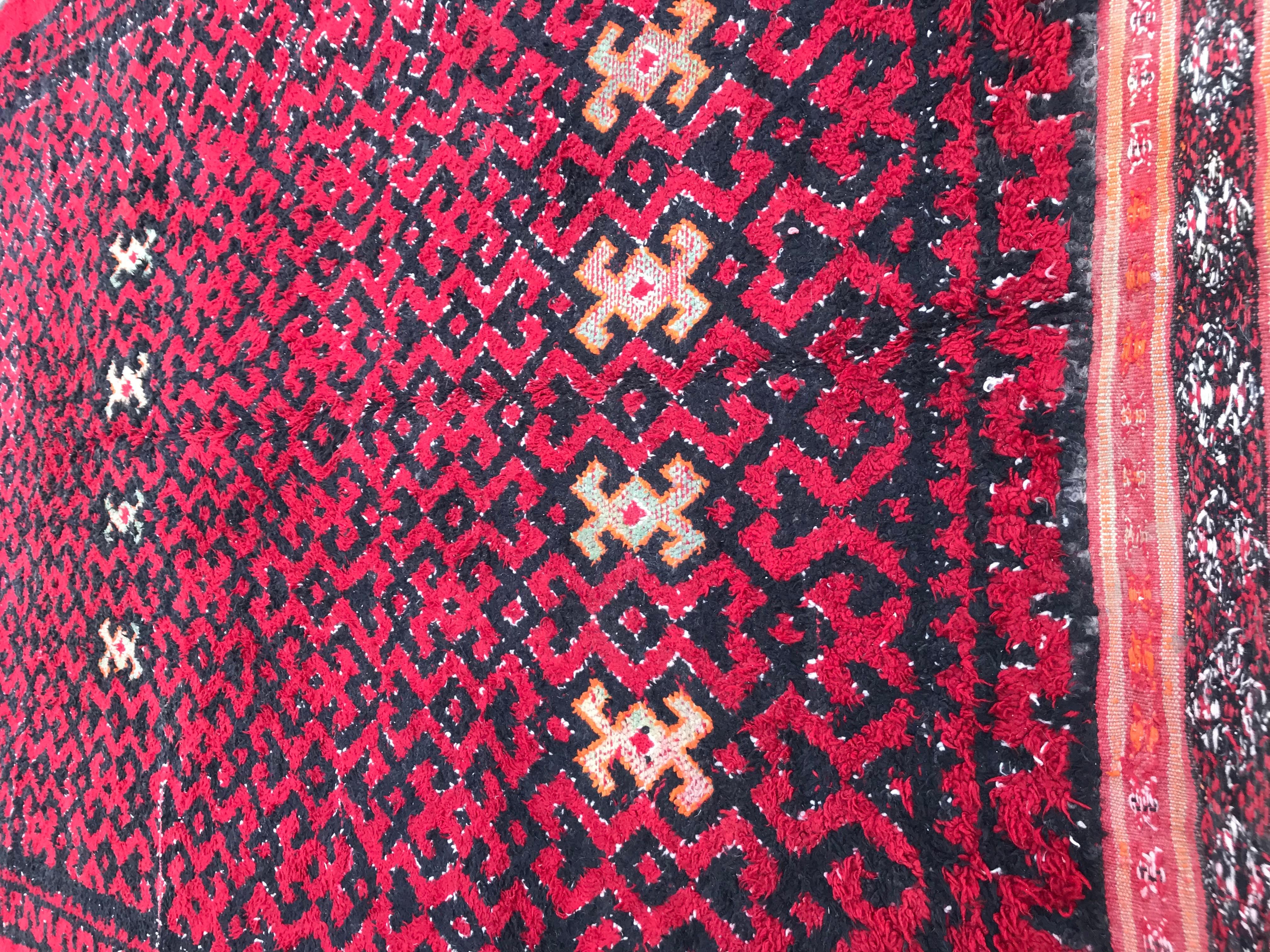 Langer algerischer doppelseitiger Teppich, Stammesgebiet, Berbere Mitte des 20. Jahrhunderts, Wollsamt auf Baumwollgrund, trägt.
 
✨✨✨
