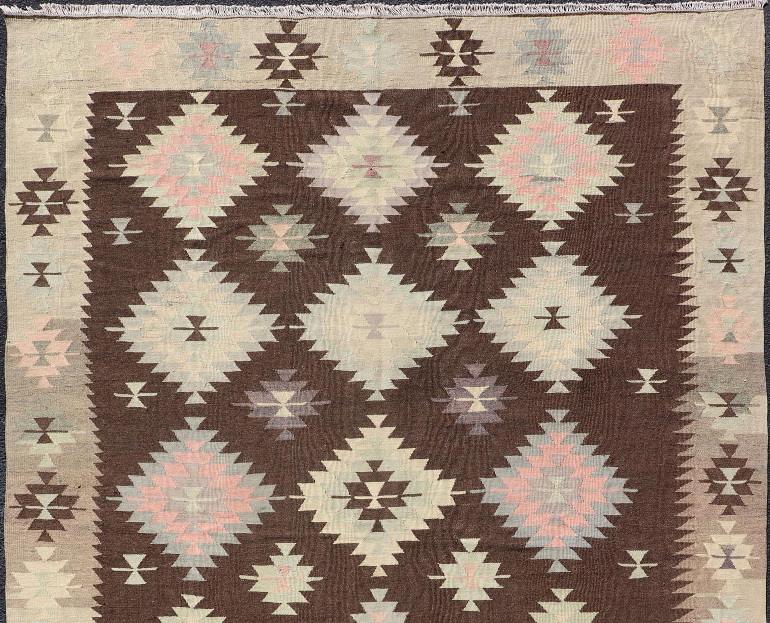 Türkischer Kelim Vintage in Dunkelbraun und Creme mit grafischem Stammesmuster, Keivan Woven Arts Teppich/TU-NED-1009, Herkunftsland / Typ: Türkei / Kelim, um 1950.

Maße: 6'5 x 9'4

Dieser einzigartige türkische Kelim zeigt ein grafisches