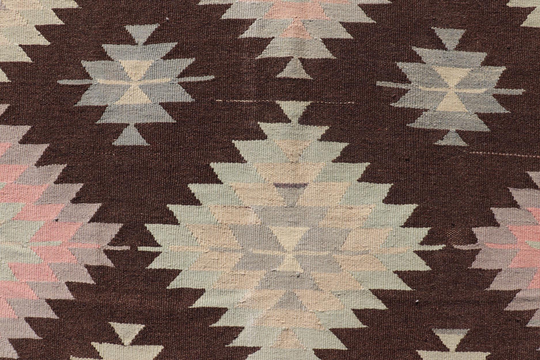 Türkischer Stammes- und Geometrischer Kelim in Braun mit Creme, Rosa, Hellgrau/Blau (20. Jahrhundert) im Angebot
