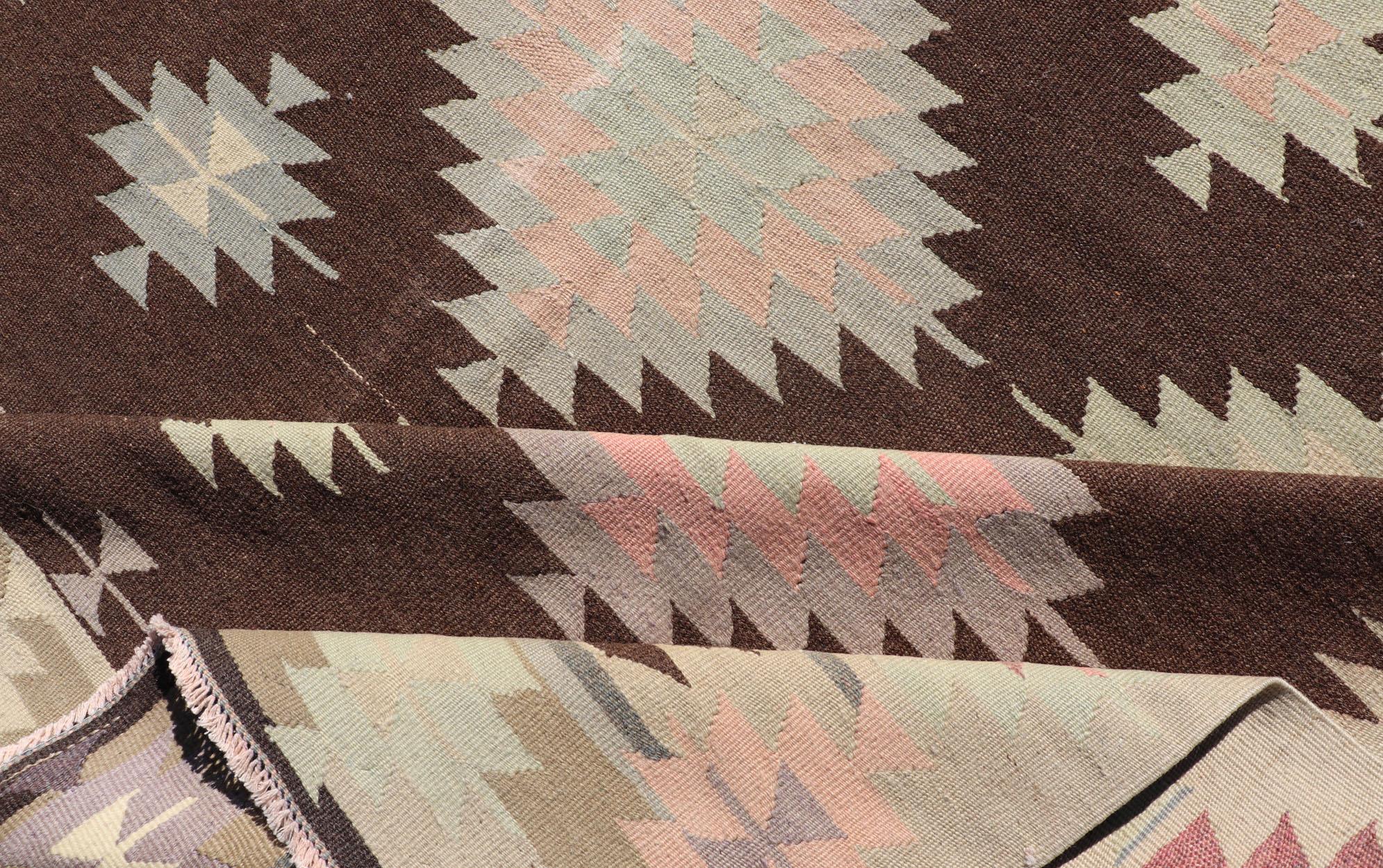 Türkischer Stammes- und Geometrischer Kelim in Braun mit Creme, Rosa, Hellgrau/Blau im Angebot 1