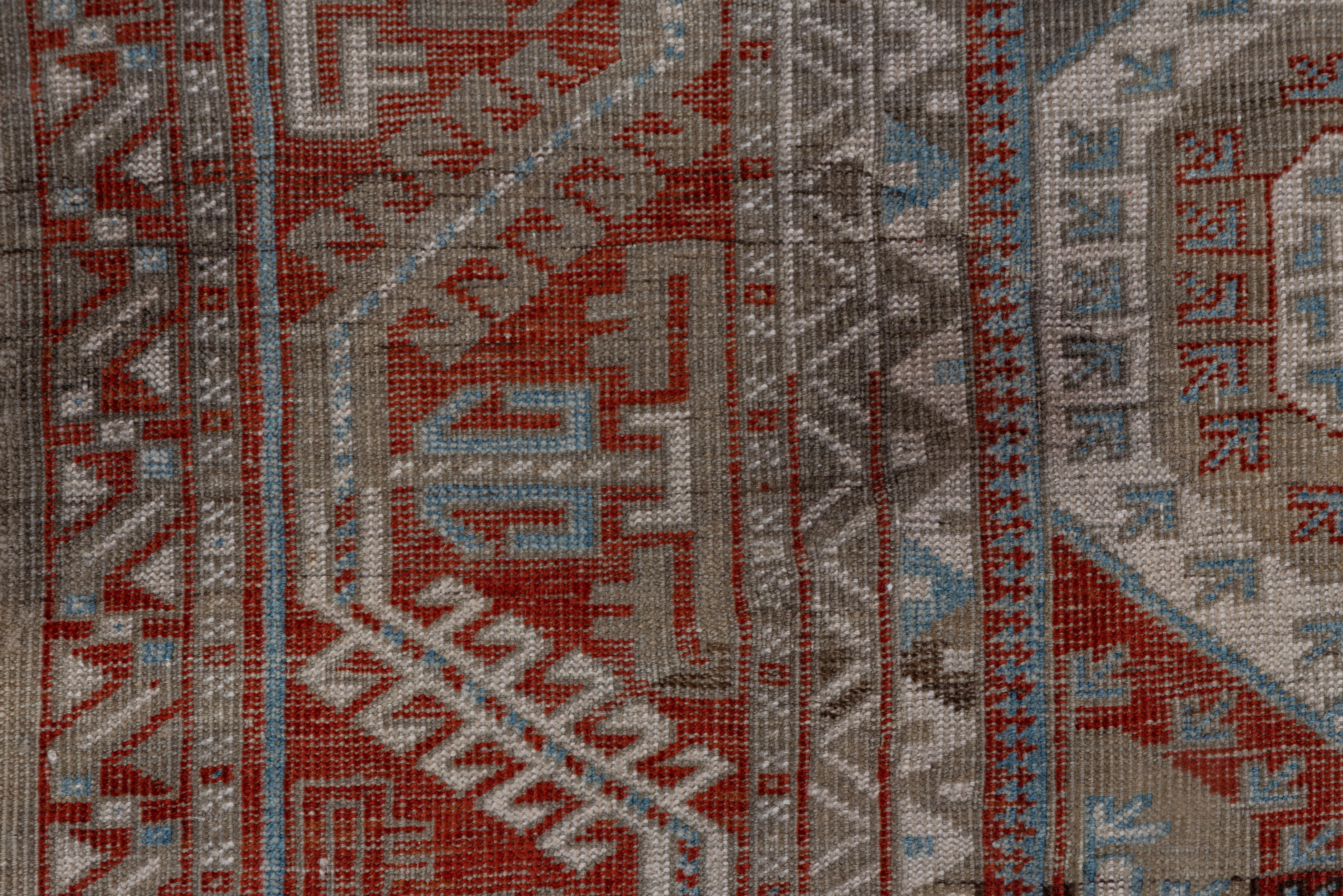 Antiker Belouch-Teppich mit Stammesmotiven (Handgewebt) im Angebot