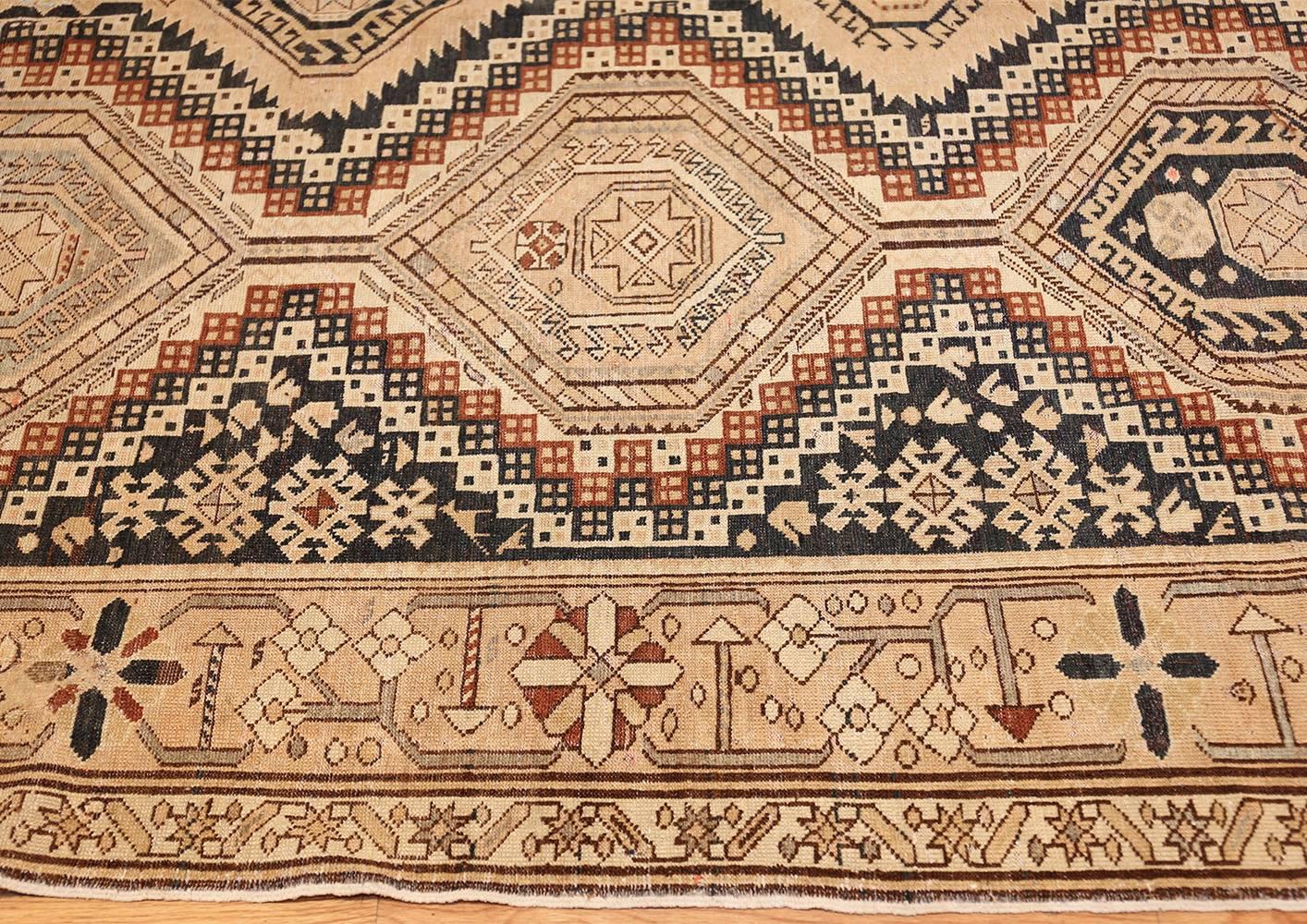 Antiker kaukasischer Schirwan-Teppich. 6 ft. 3 in x 11 ft. 3 in (Kaukasisch) im Angebot