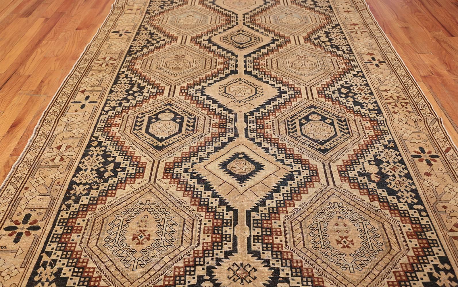 Antiker kaukasischer Schirwan-Teppich. 6 ft. 3 in x 11 ft. 3 in (Frühes 20. Jahrhundert) im Angebot