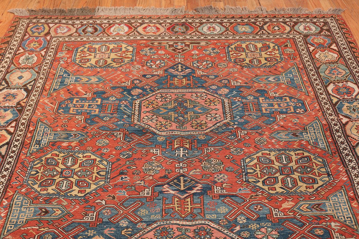 Antiker kaukasischer Soumak-Teppich. 6 ft 9 in x 9 ft 6 in (Stammeskunst) im Angebot