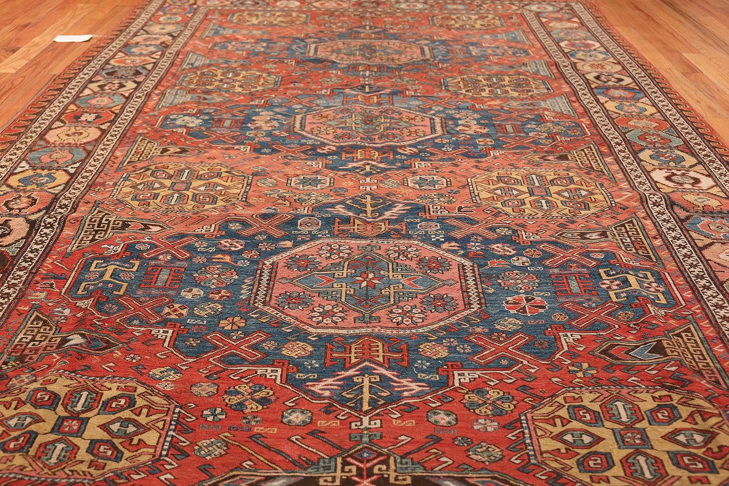Antiker kaukasischer Soumak-Teppich. 6 ft 9 in x 9 ft 6 in im Zustand „Hervorragend“ im Angebot in New York, NY