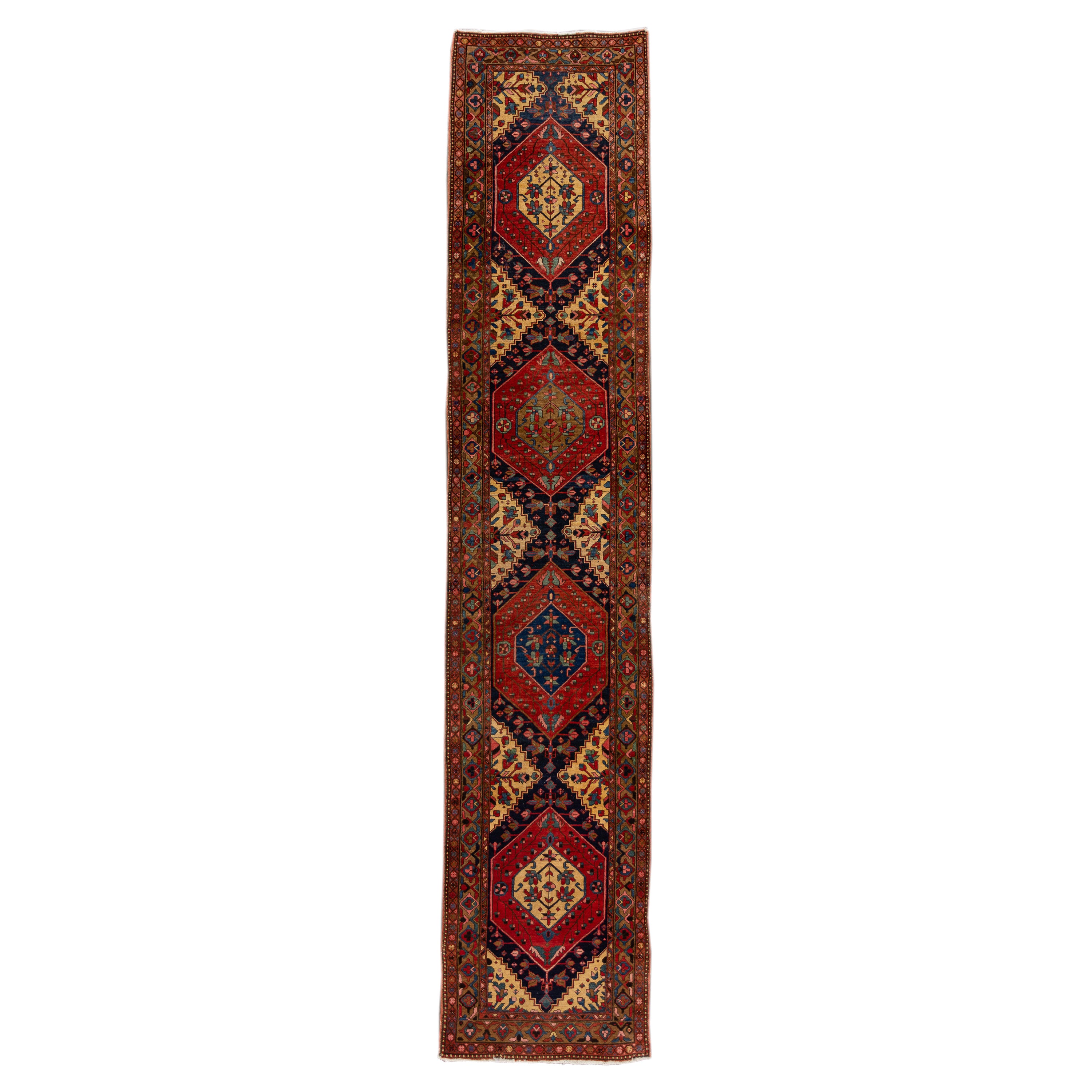 Runner tribale antico in lana Heriz fatto a mano con campo multicolore in vendita