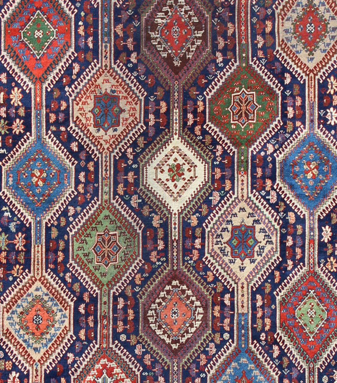 Grand tapis persan ancien Afshar avec de riches tons de bijoux et un design en diamants Bon état - En vente à Atlanta, GA