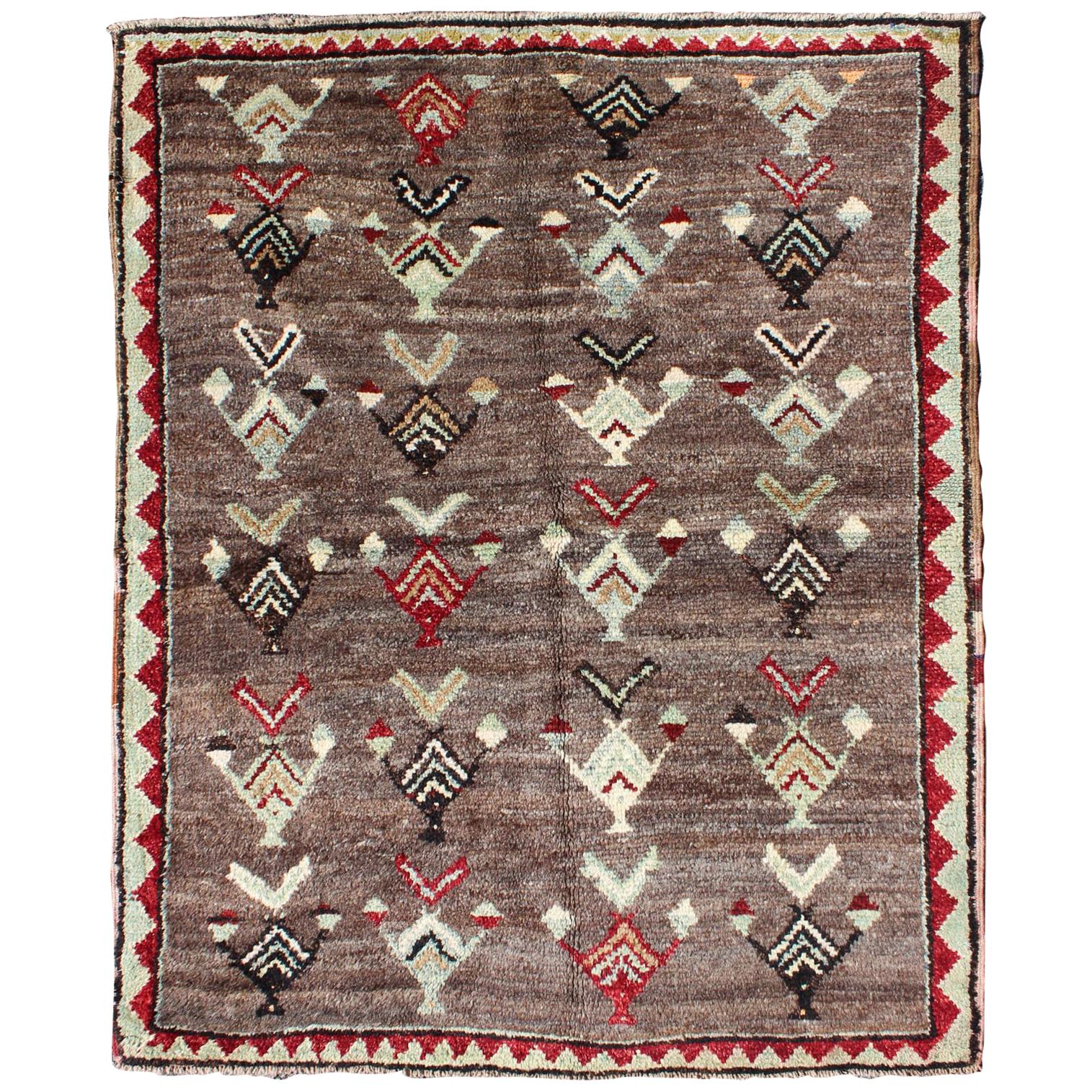 Tapis Tulu vintage de Turquie à motif de flèche tribale en marron, rouge, vert menthe