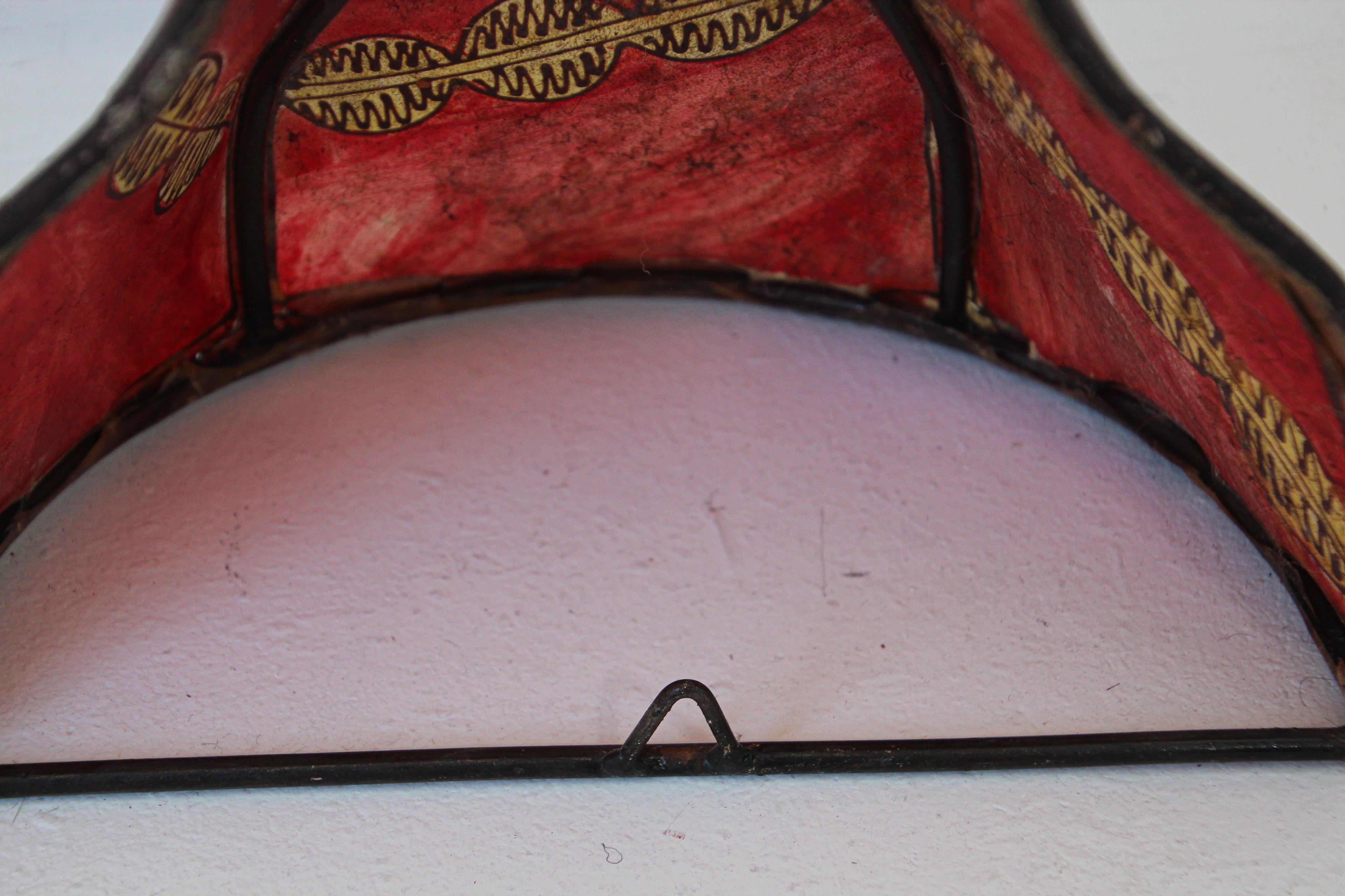 Tribal Art Applique murale en parchemin africain rouge en vente 6