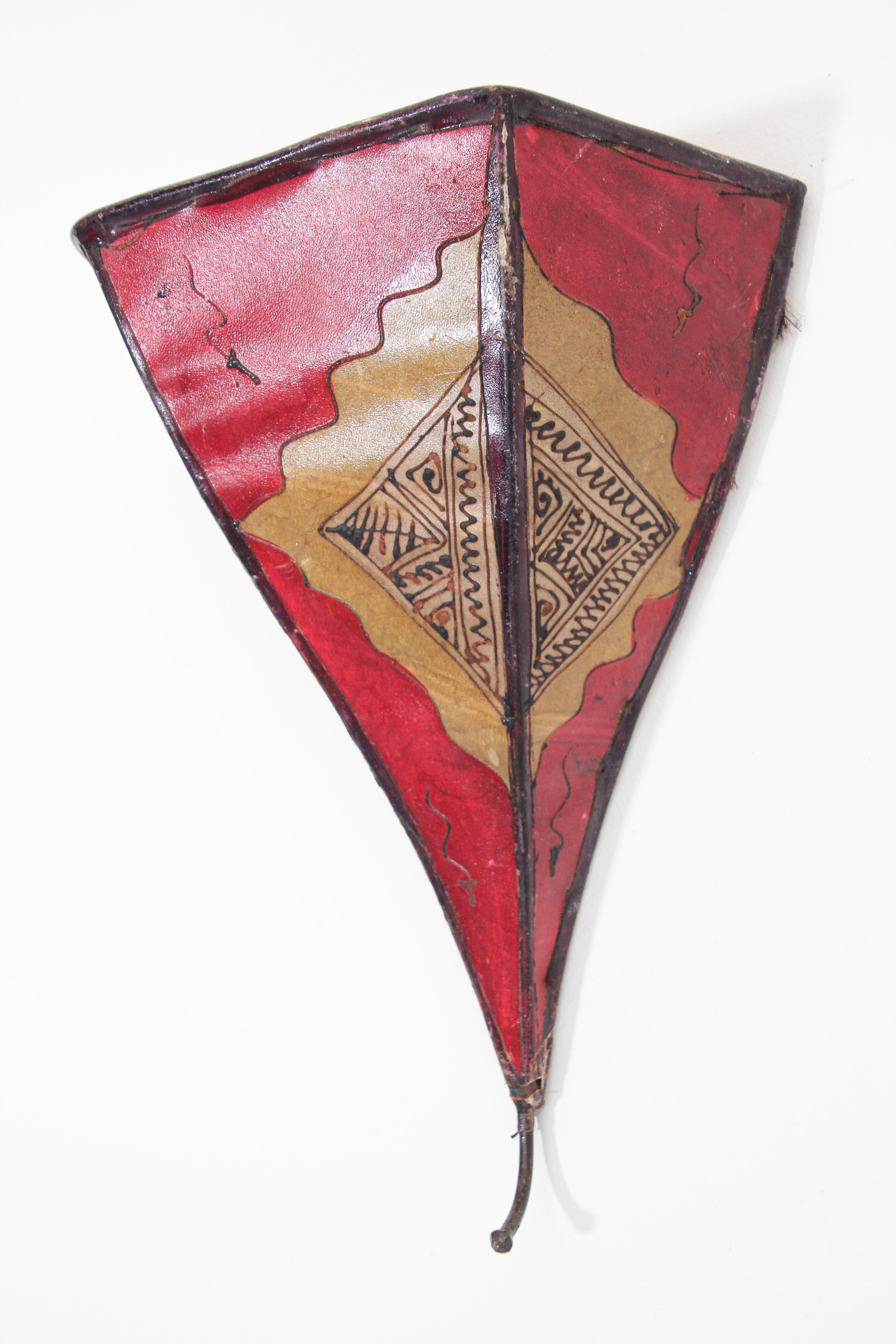 Handbemalter marokkanischer roter Pergament-Wandleuchter im Zustand „Gut“ im Angebot in North Hollywood, CA