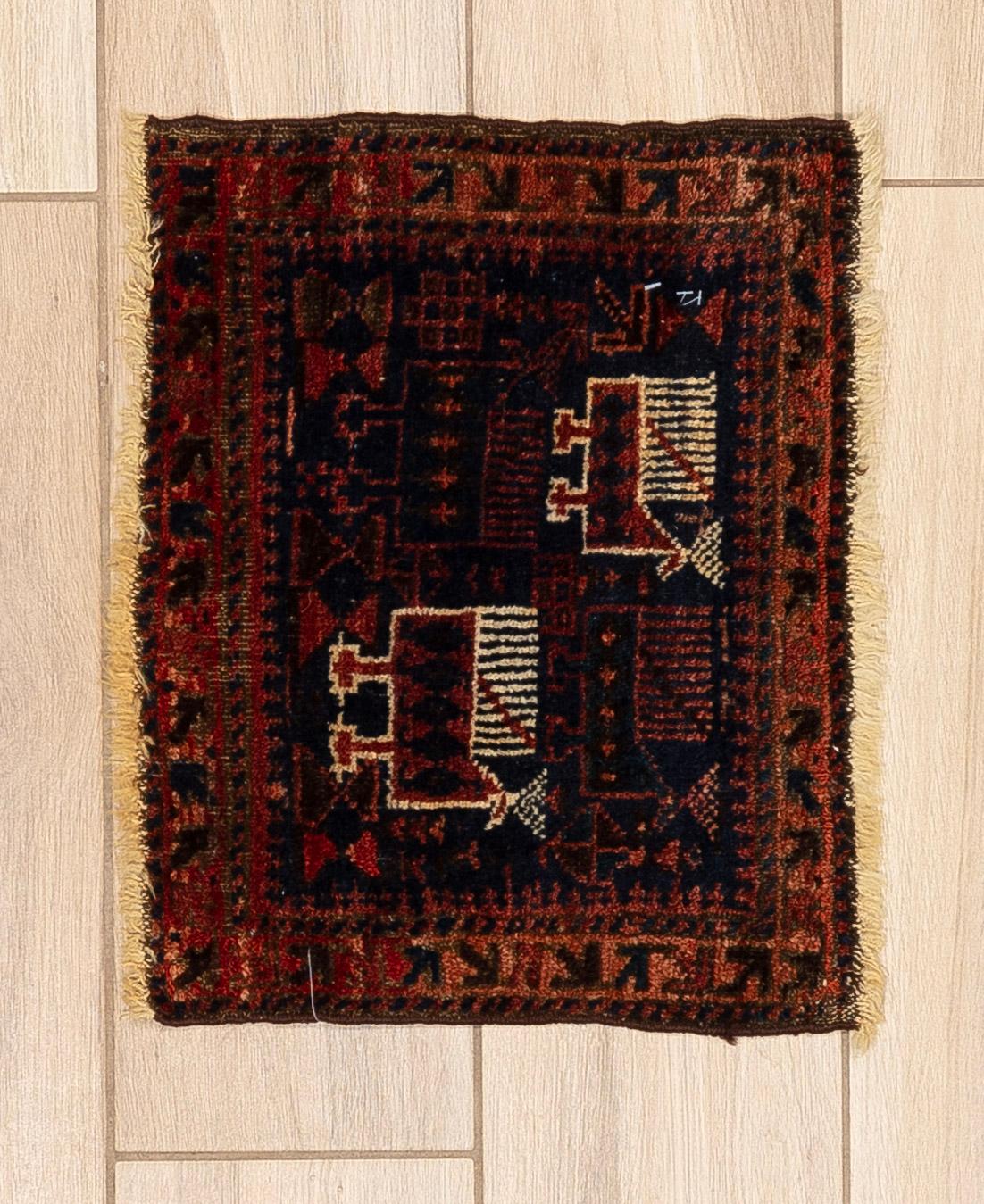 Questa borsa tribale è un ottimo esempio di tessitura nomade, creata per essere sia utile che bella. Intrecciata a mano con la lana, veniva tradizionalmente utilizzata per riporre e trasportare le masserizie durante i viaggi, ma il suo design