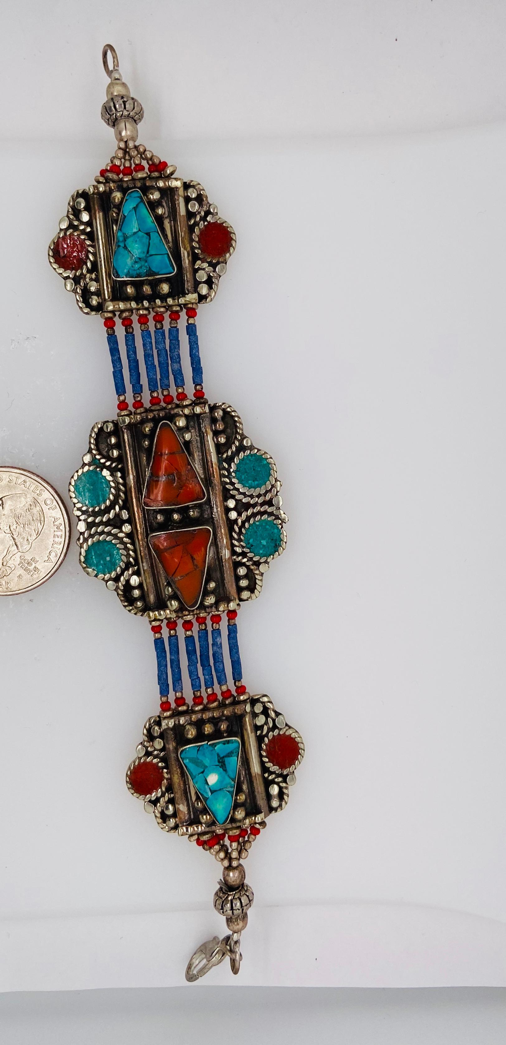 Bracelet tribal berbère marocain ancien en argent avec plusieurs pierres précieuses  en vente 7