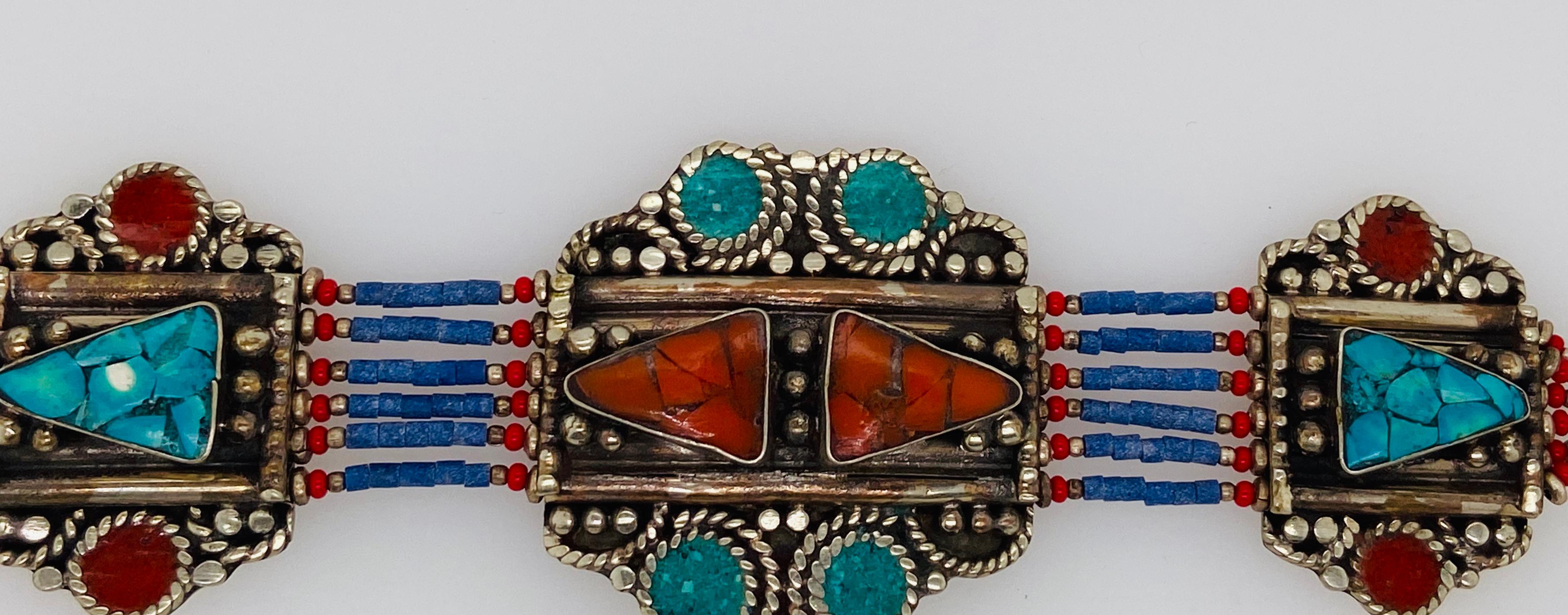 Bracelet tribal berbère marocain ancien en argent avec plusieurs pierres précieuses  Bon état - En vente à Plainview, NY